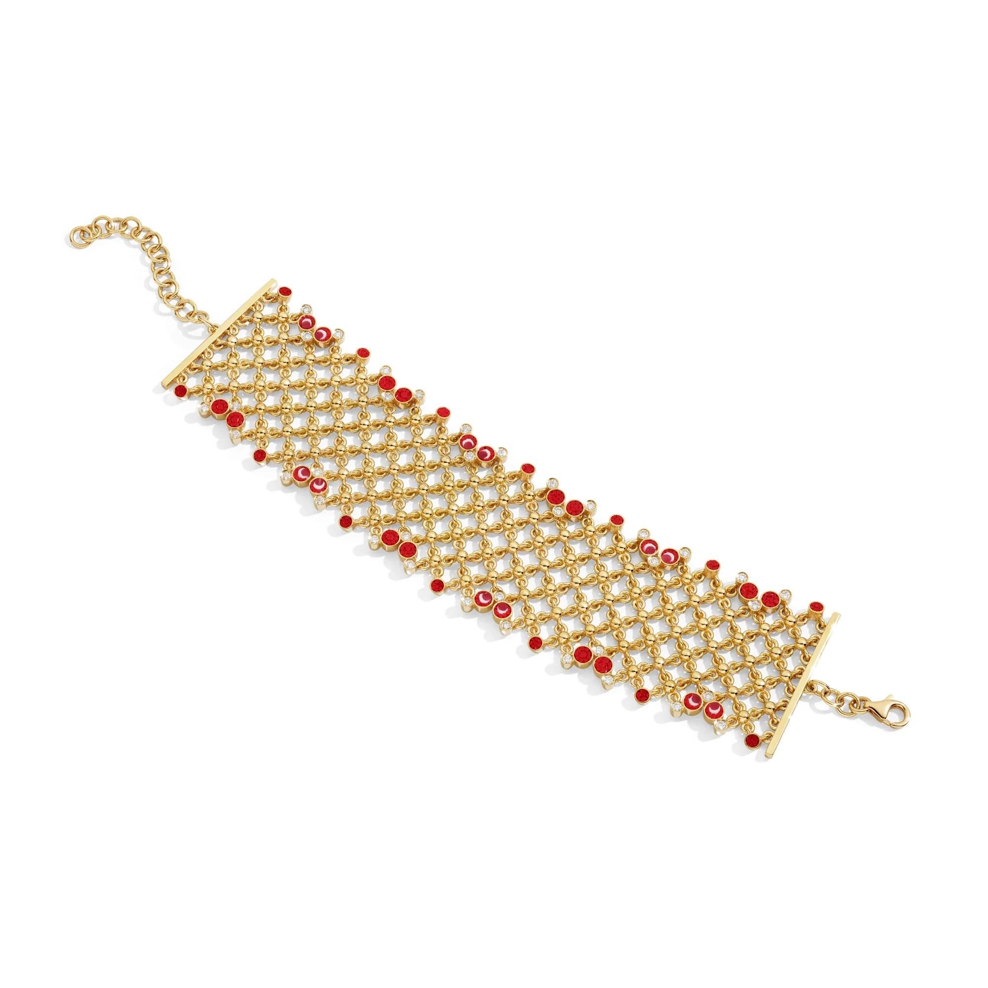 La pulsera Tela es una exquisita pieza de oro flexible adornada con delicados toques de micromosaico rojo. 
Inspirado en la intrincada textura del encaje, envuelve con gracia la muñeca, combinando elegancia y facilidad de uso.