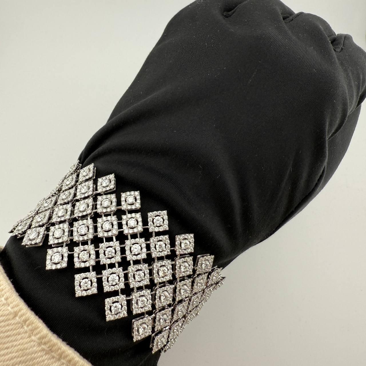 Dieses außergewöhnliche Maximilian-Armband ist meisterhaft aus 18 Karat Weißgold gefertigt und besticht durch seine Brillanz und sein handwerkliches Können. Das Schmuckstück ist mit 1.226 klassischen Diamanten im Brillantschliff von insgesamt 11,52