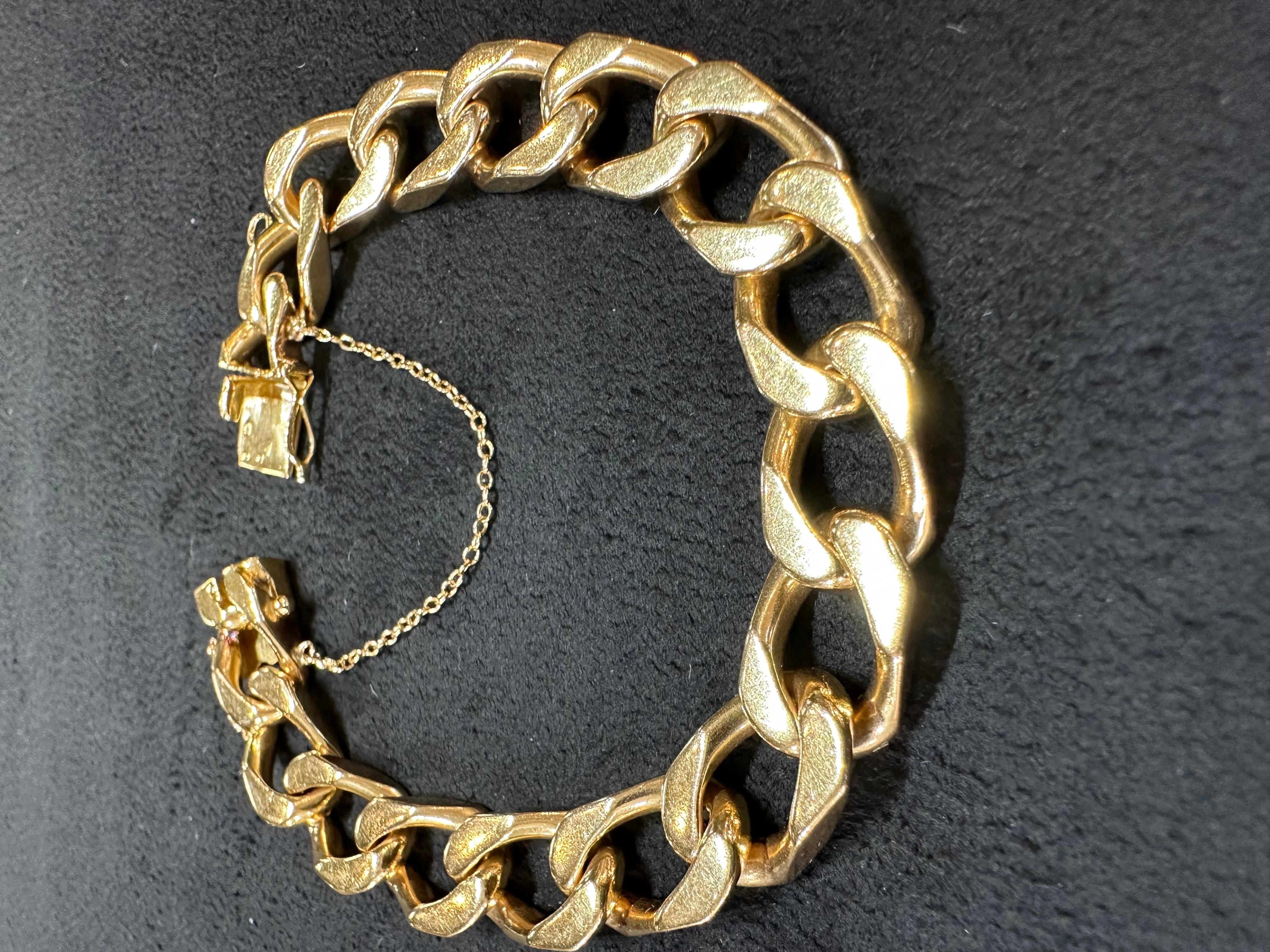 An 18 karat yellow gold gourmet mesh cuff representing the 1960s. This piece of jewellery weighs 68.50 grams and is made up of large solid gold links that are 1 centimetre wide and 2 centimetres long. The total length of the cuff is 20 centimetres,