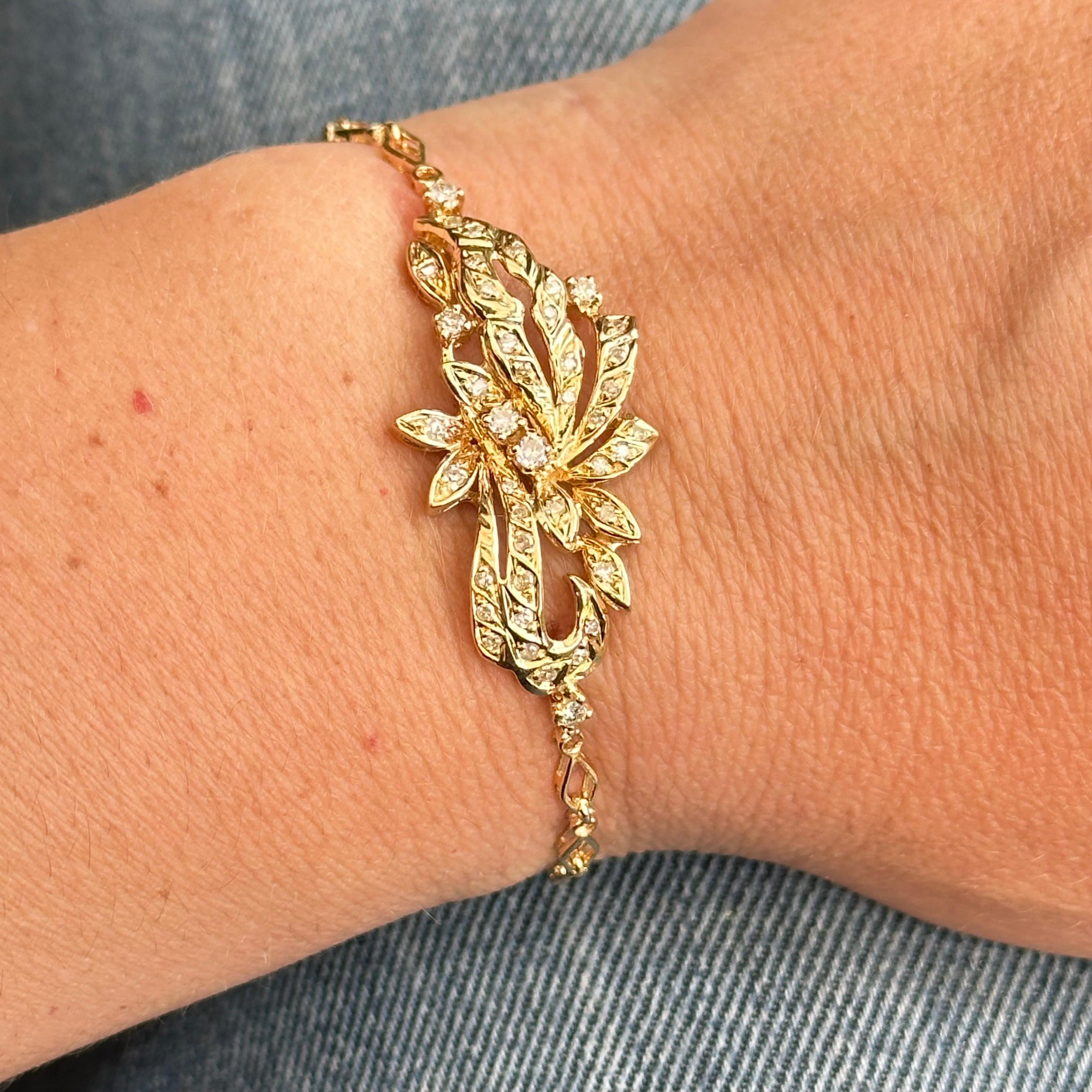Découvrez ce magnifique bracelet motif floral en or 18 carats serti de diamants. Un bijou de luxe d'une pureté de 750 millièmes qui ajoutera une touche de glamour à votre poignet.

Avec un poids de 7,98 grammes et une longueur de 16,5 centimètres,