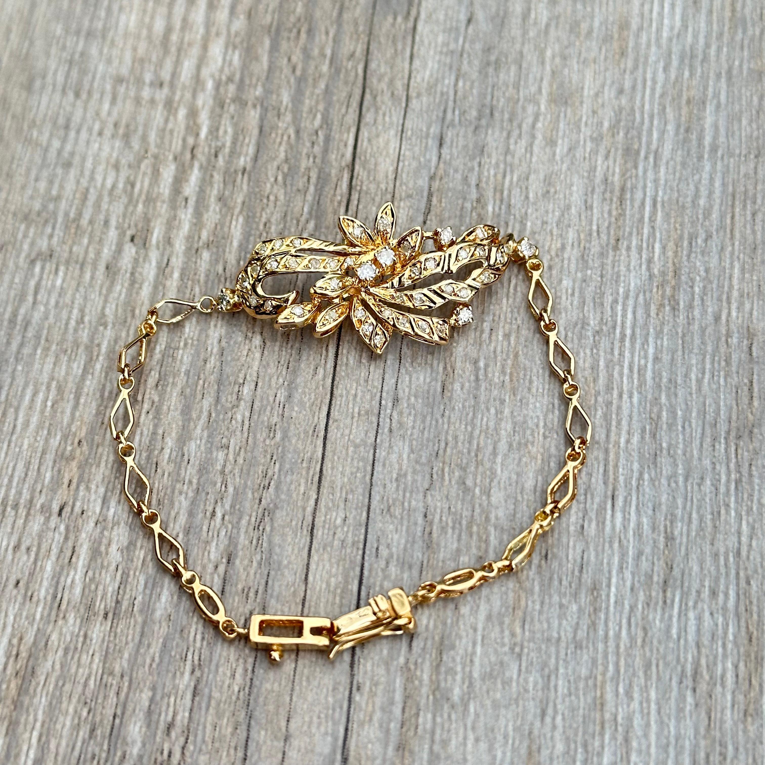 Bracelet motif floral en or 18 carats serti de diamants For Sale 1
