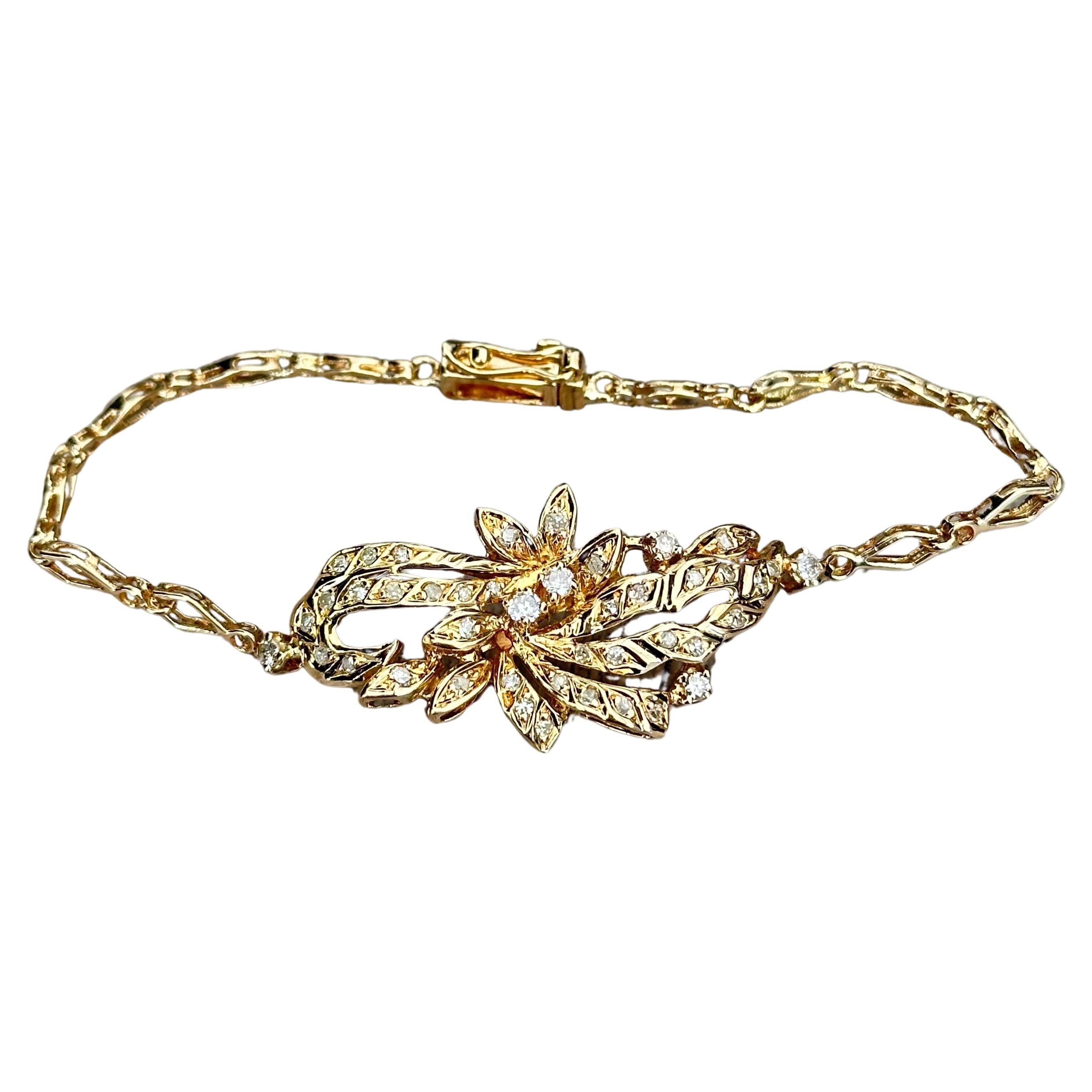 Bracelet motif floral en or 18 carats serti de diamants For Sale