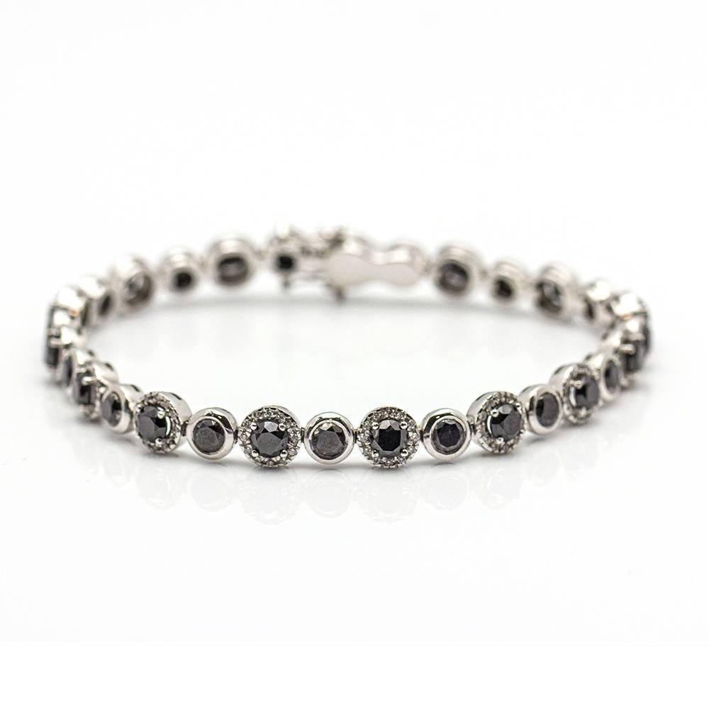 Pulsera Riviere de Oro y Diamantes para mujer : 180x Diamantes en talla Brillante con un peso total de 0,76 cts. en calidad G/VS y 30x Diamantes Negros con un peso total de 9,97cts  oro blanco 18 quilates  21,40 gramos  Sólido  Cierre de cordón con