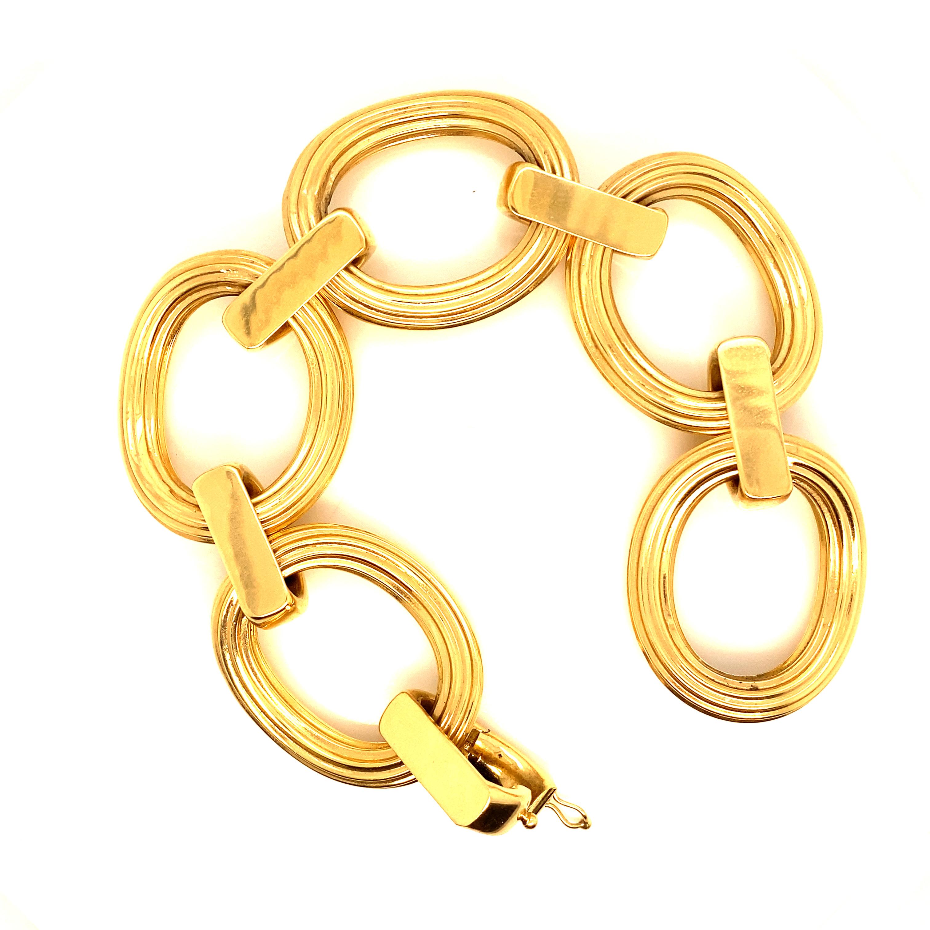 Art Deco Bracelet Oval Godronée Mesh Yellow Gold 18 Karat  For Sale