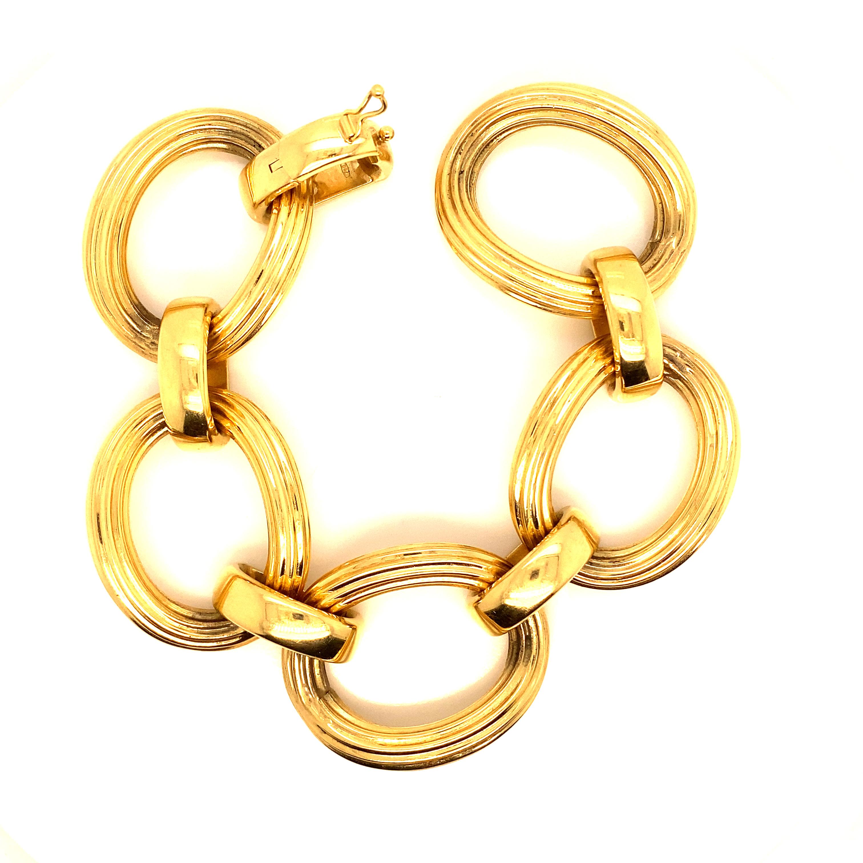 Bracelet Oval Godronée Mesh Yellow Gold 18 Karat  For Sale 3