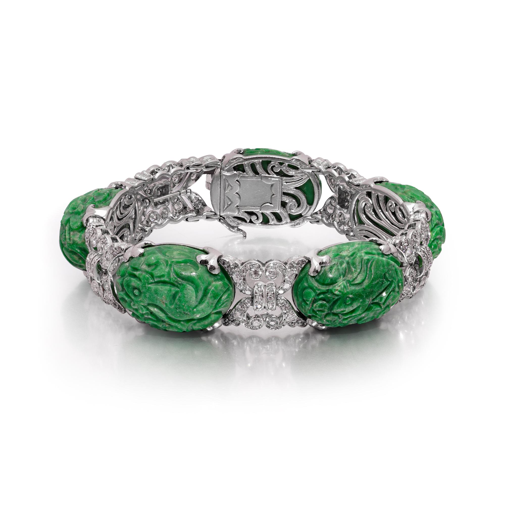 Un remarquable bracelet en platine comportant six panneaux de jade ovales finement sculptés, chacun d'entre eux présentant des détails complexes avec des motifs traditionnels. Le jade d'un vert éclatant est serti dans des maillons articulés