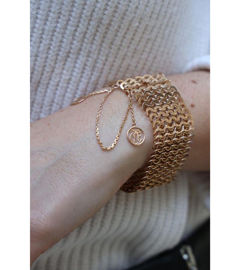 Bracelet in rose gold 750 thousandths (18 carats). soft mesh cuff. 2 pendants. closure in eight and safety chain.
length: 16.5 cm. width: 3 cm. thickness: 0.22 cm
total weight: 37.48 g. owl punch. excellent condition.
