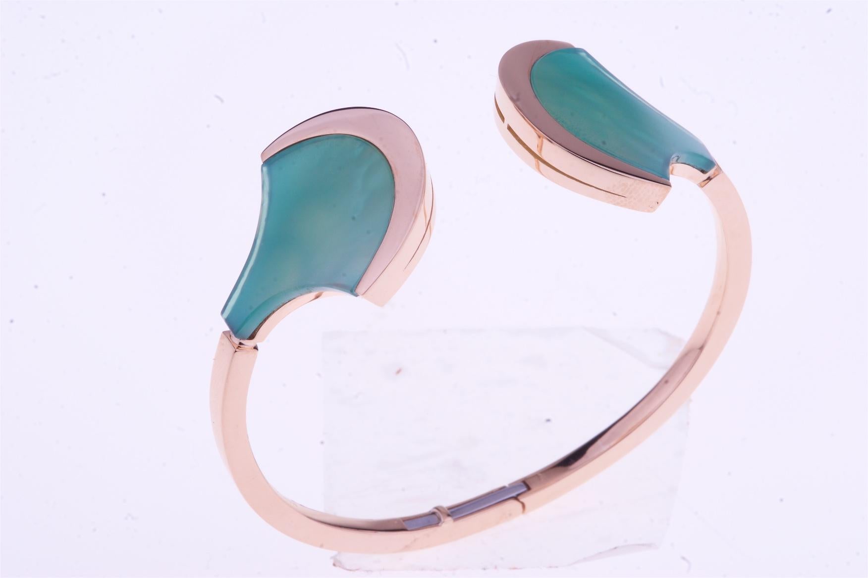 Single Cut Bracelet Rose Gold with Fan Shaped Green Agate and Mother of Pearl For Sale