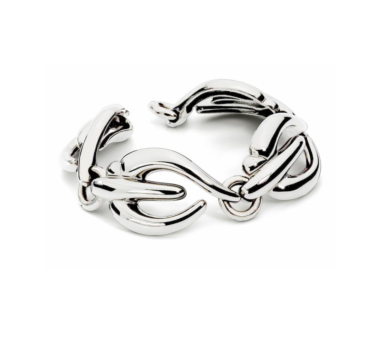 This very stylish bracelet is made out of 18 carat white gold.