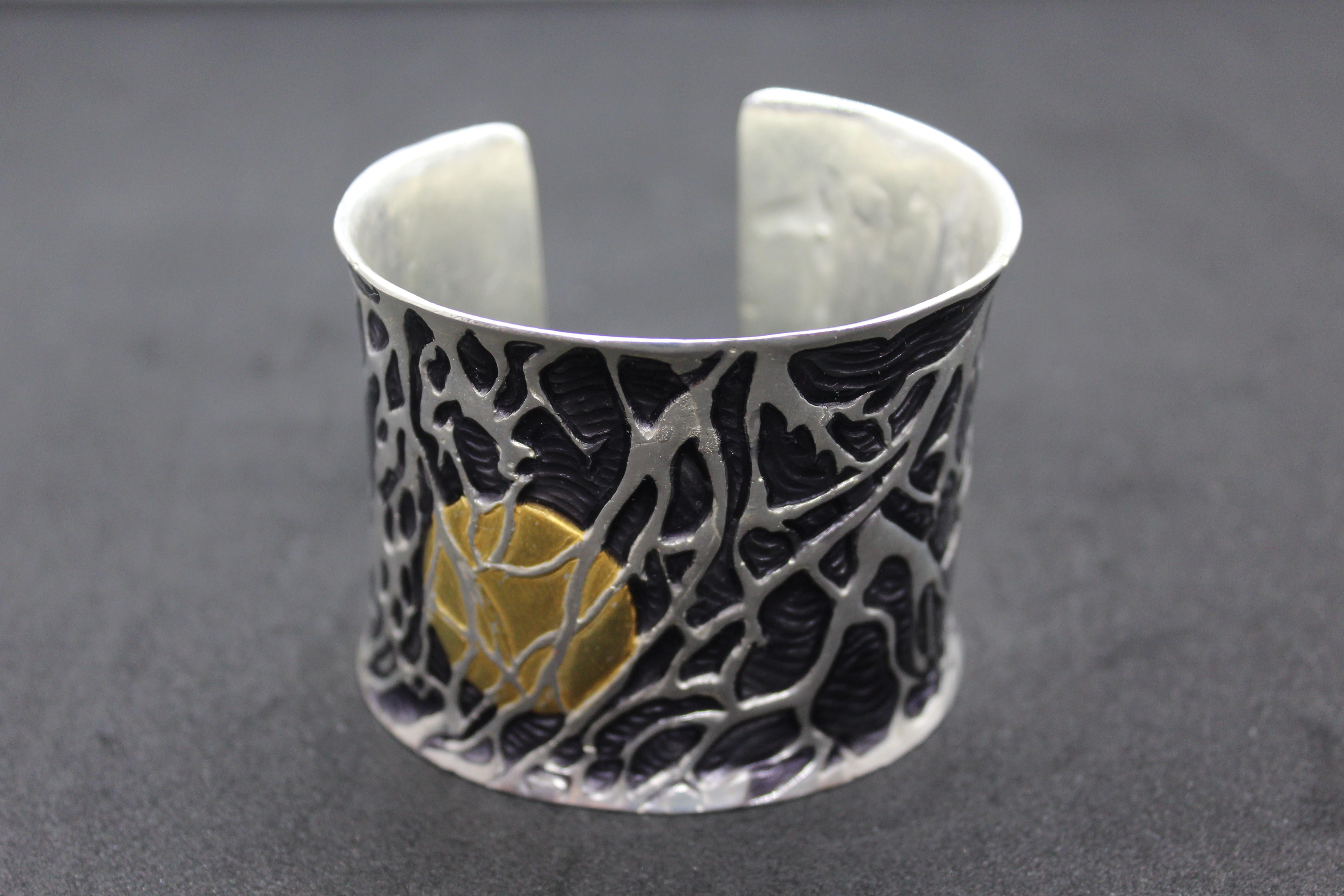 Bracelet en corail noir, idée cadeau unique et luxueuse, pièce unique. Fabriqué à la main à Florence.

Fabriqué à la main dans notre studio de Florence par le maître orfèvre Stefano Vigni, ce bracelet en argent massif et corail noir est une pièce