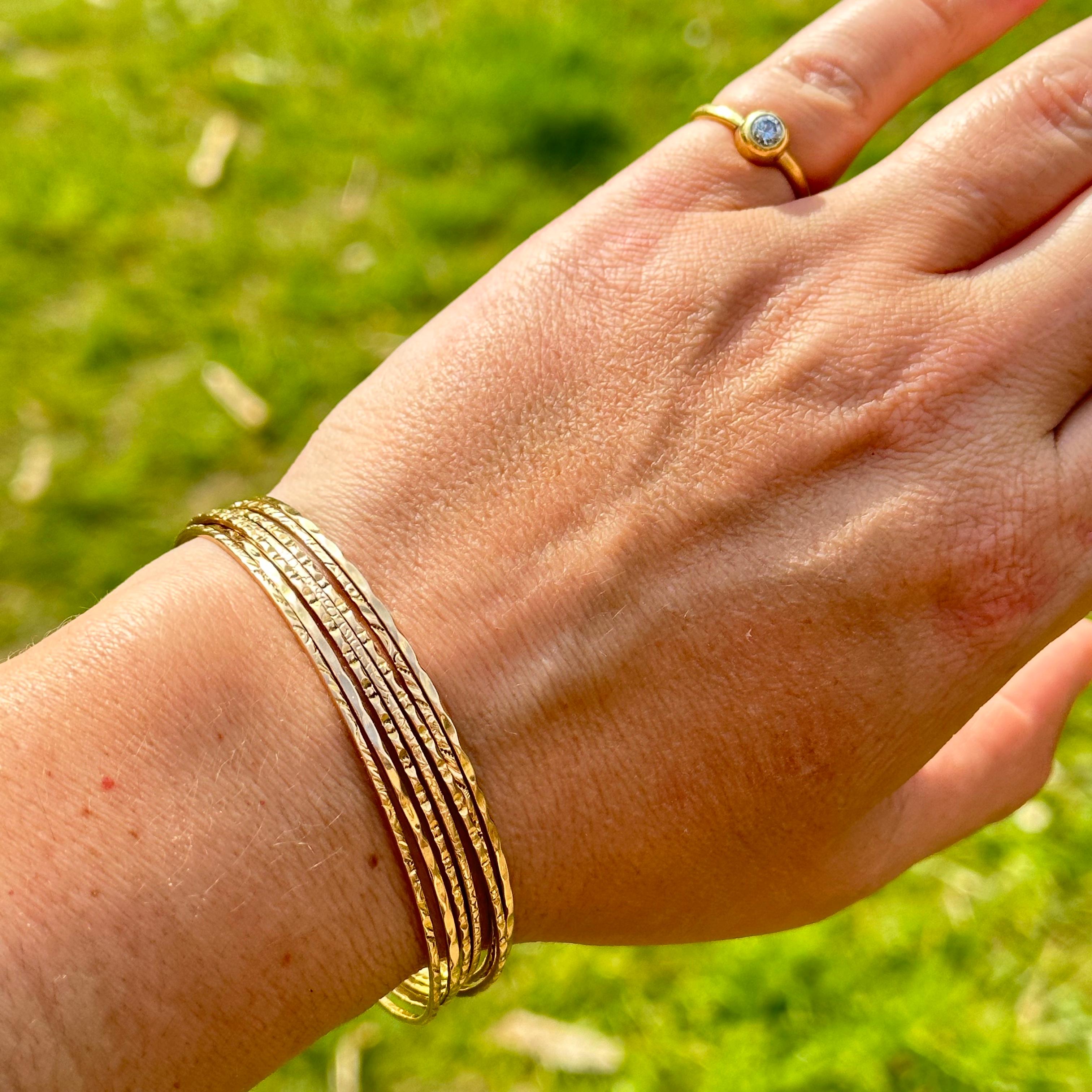 e bracelet semainier en or rose 18 carats d'occasion est un bijou élégant et raffiné qui ajoutera une touche de sophistication à toutes vos tenues. Composé de sept bracelets joncs gravés en or rose, ce bracelet semainier est à la fois moderne et