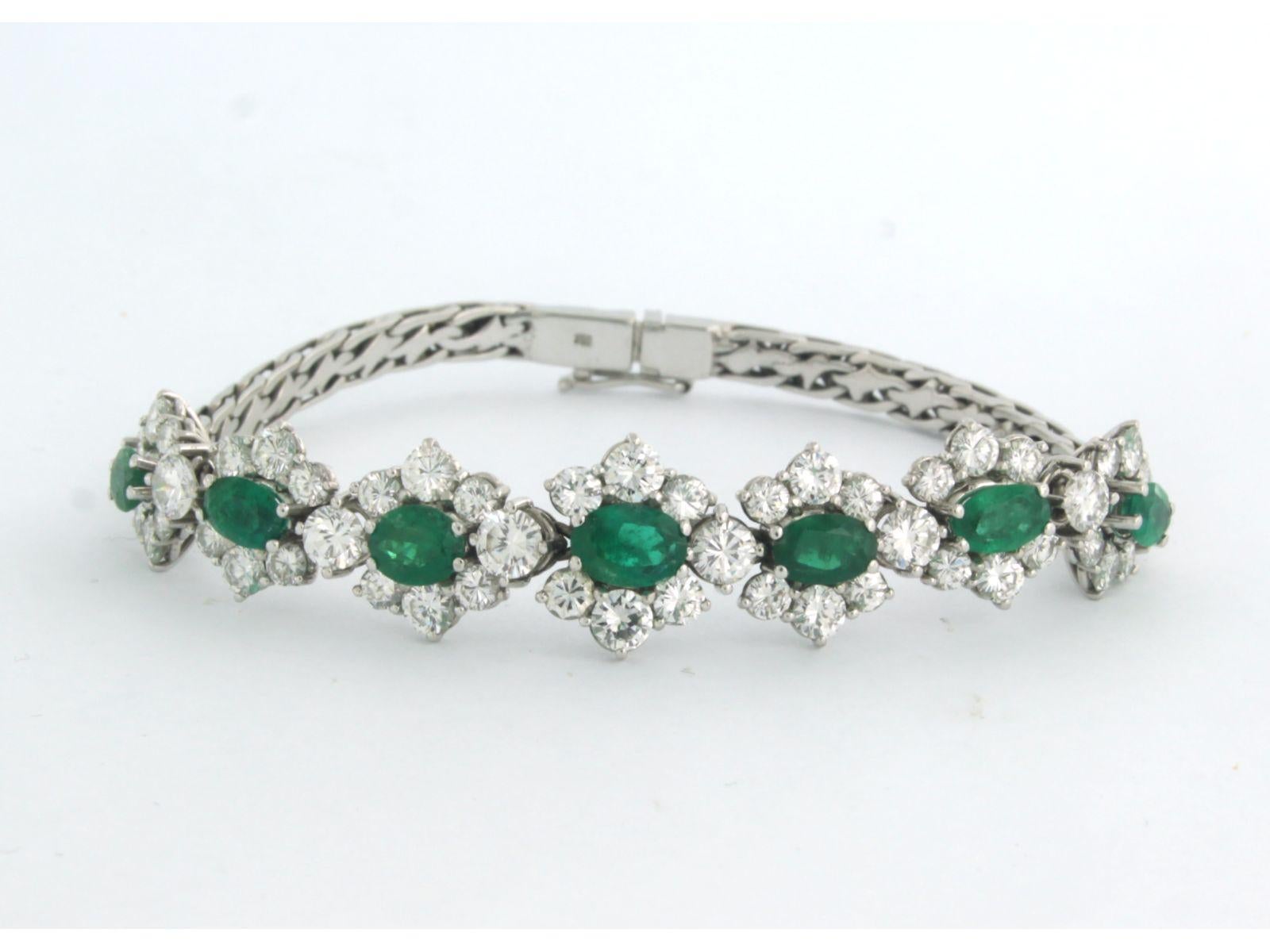 18k white gold bracelet set with emerald to. 3.50ct and brilliant cut diamonds up to. 6.00ct - F/G - VS/SI - 16 cm long

detailed description

The bracelet is 16 cm long by 3.6 mm wide

the center piece of the bracelet is 7.2 cm long by 1.2 cm