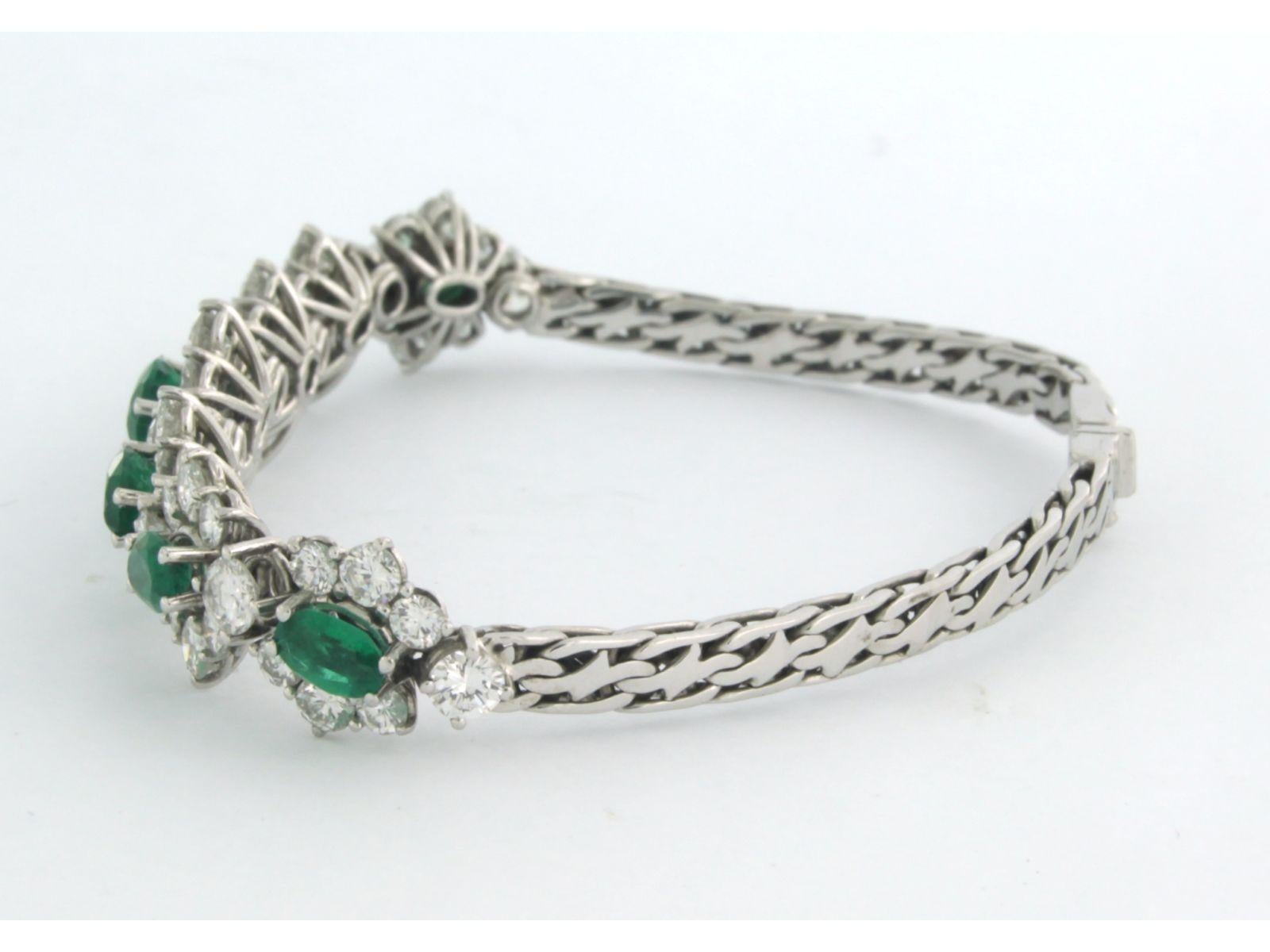 Bracelet set with emerald and brilliant cut diamonds up to 6.00ct 18k white gold In Excellent Condition For Sale In The Hague, ZH