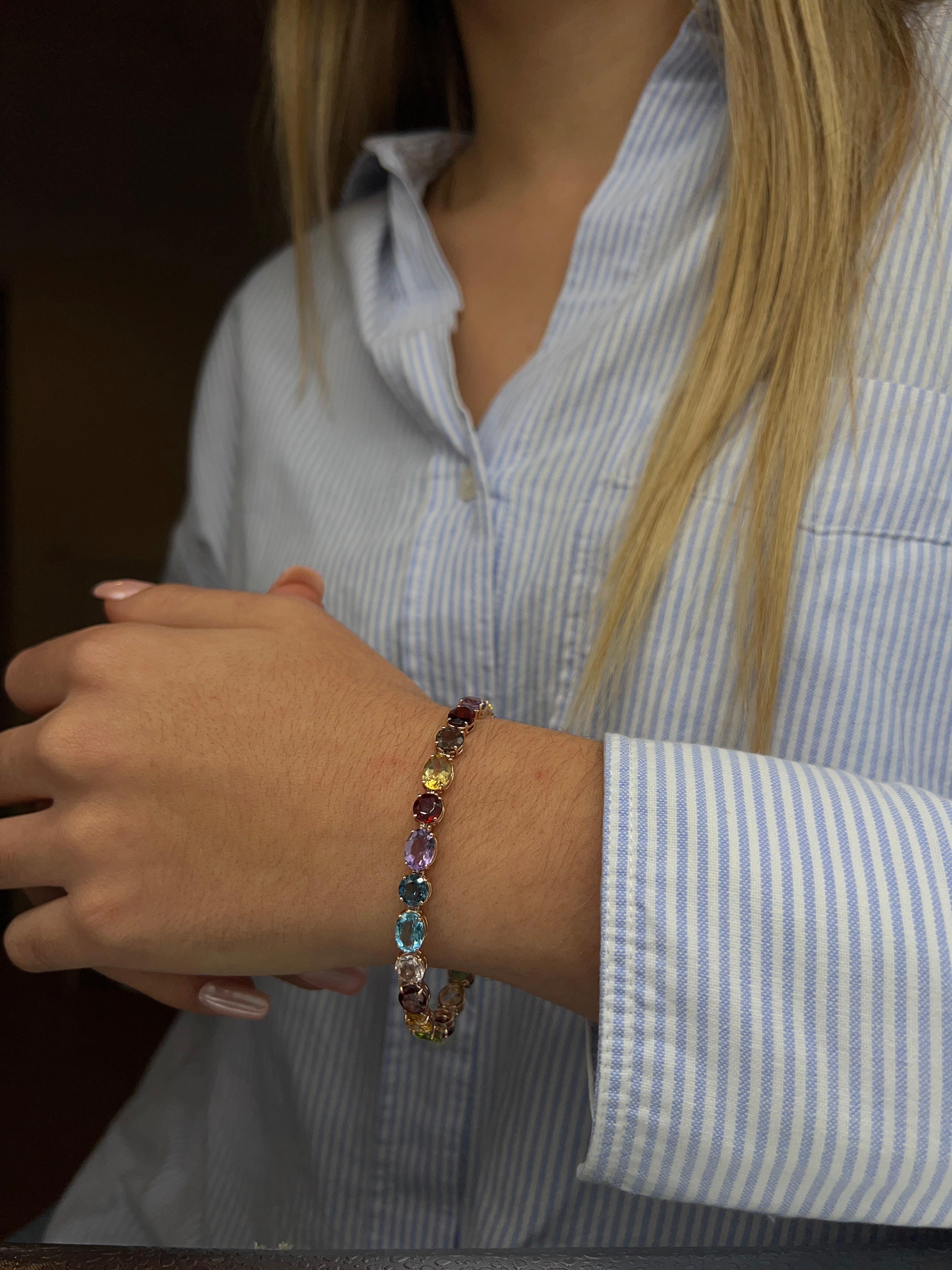 Soft 18k Gold Bracelet with Amethyst, Morganite and Garnet, Citrine, Topaze Blue London, Péridot, Aigue Marine, Blue Quartz

The bracelet is articulated, including a closure with a double security alternated with round and oval stones. The color,