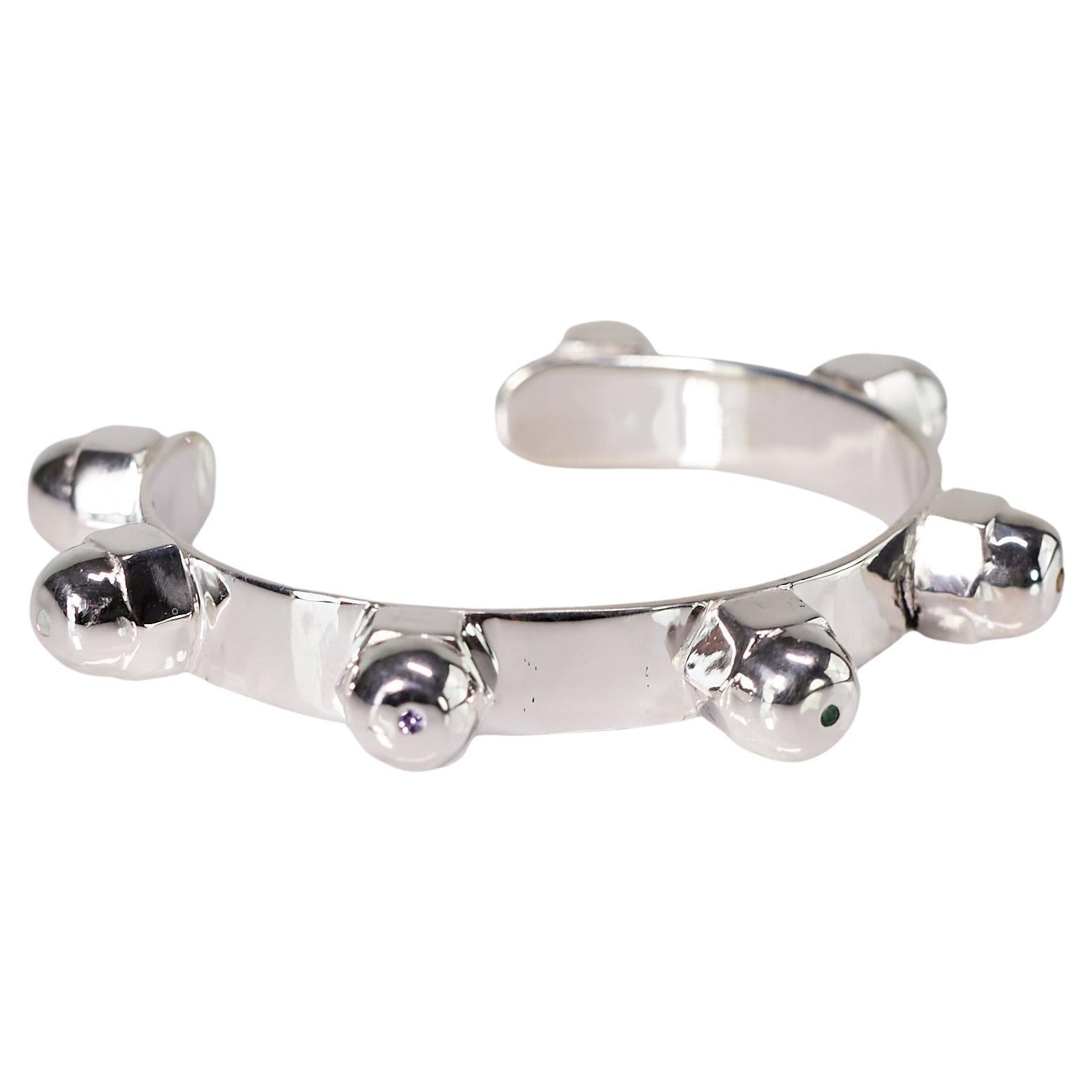 Spiritual-Manschettenarmreif aus Sterlingsilber mit weißem Diamanten, Smaragd und Saphir