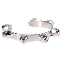 Spiritual-Manschettenarmreif aus Sterlingsilber mit weißem Diamanten, Smaragd und Saphir