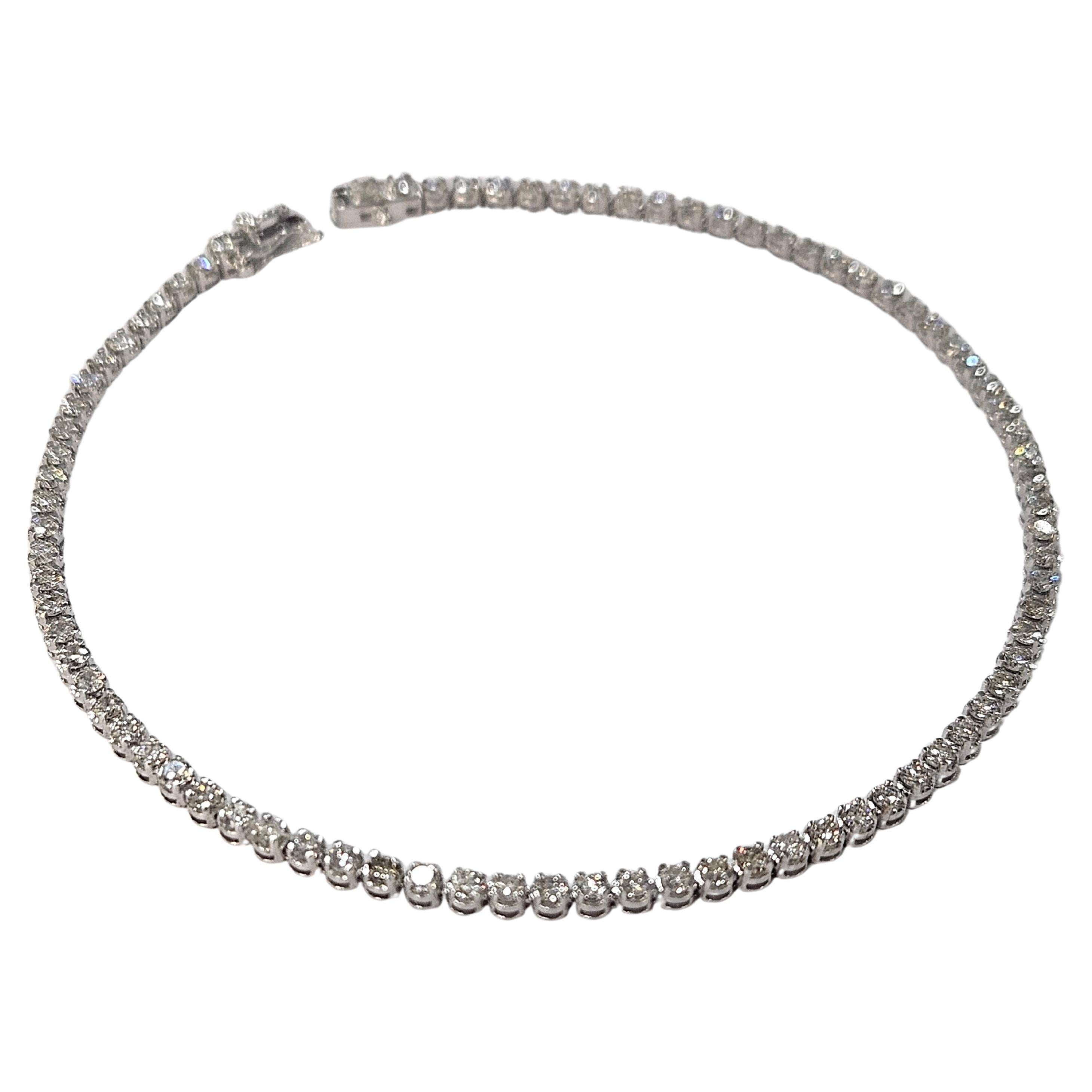 Pulsera tenis ideal en oro blanco de 18kts/750mm, engastada en cuatro puntas con base torneada generando un efecto como el antiguo engaste ilusión, muy cómoda para el uso diario o también para acompañar a otras pulseras más grandes, cierre de