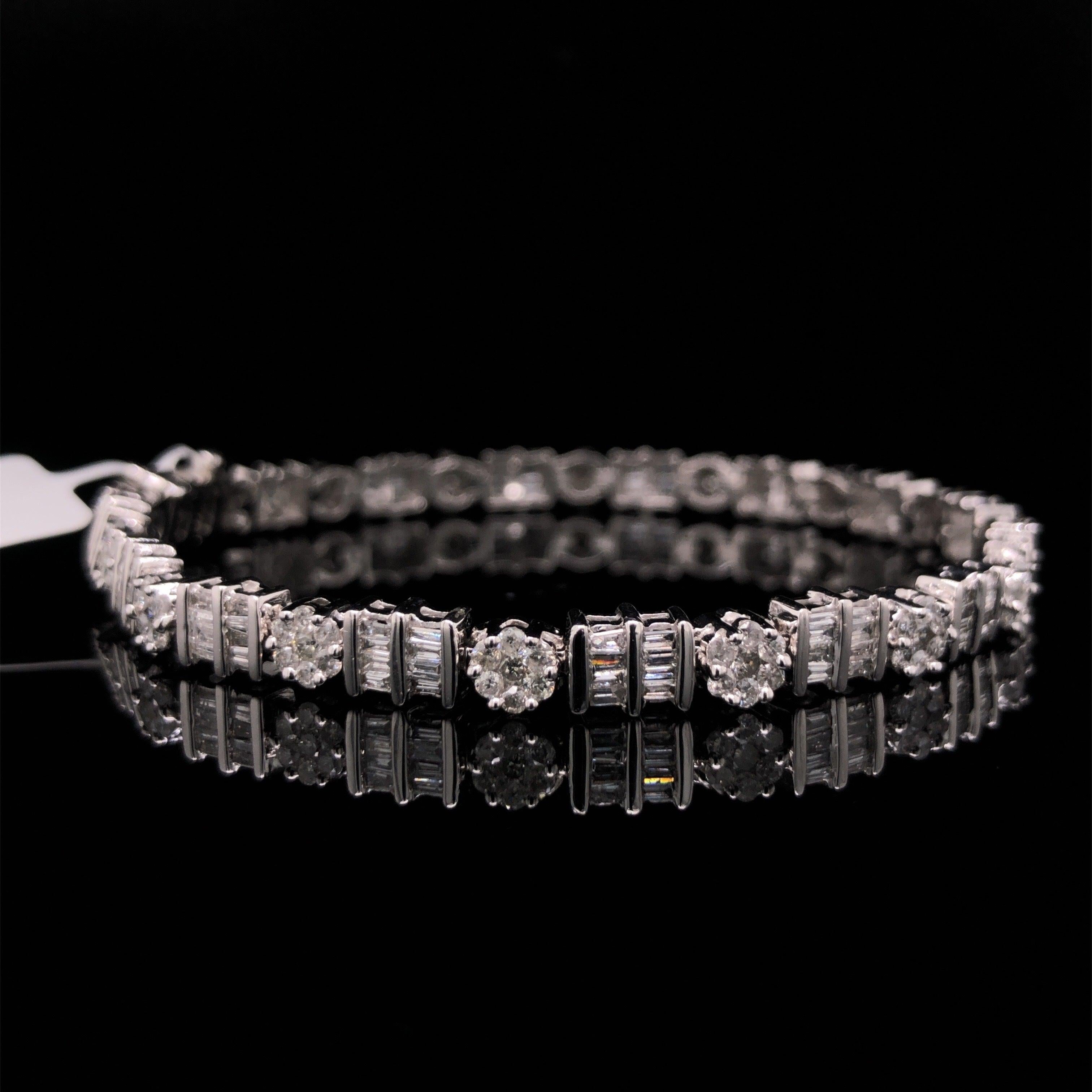 Tennisarmband in weißer Farbe mit 14 Karat und Diamanten von 3 3/8 Karat. Der orangefarbene Schmuck ist mit einer Reihe von blütenförmigen Diamanten besetzt, die eine florale Verbindung schaffen. Abwechselnd mit den runden Diamantstäben sind zwei