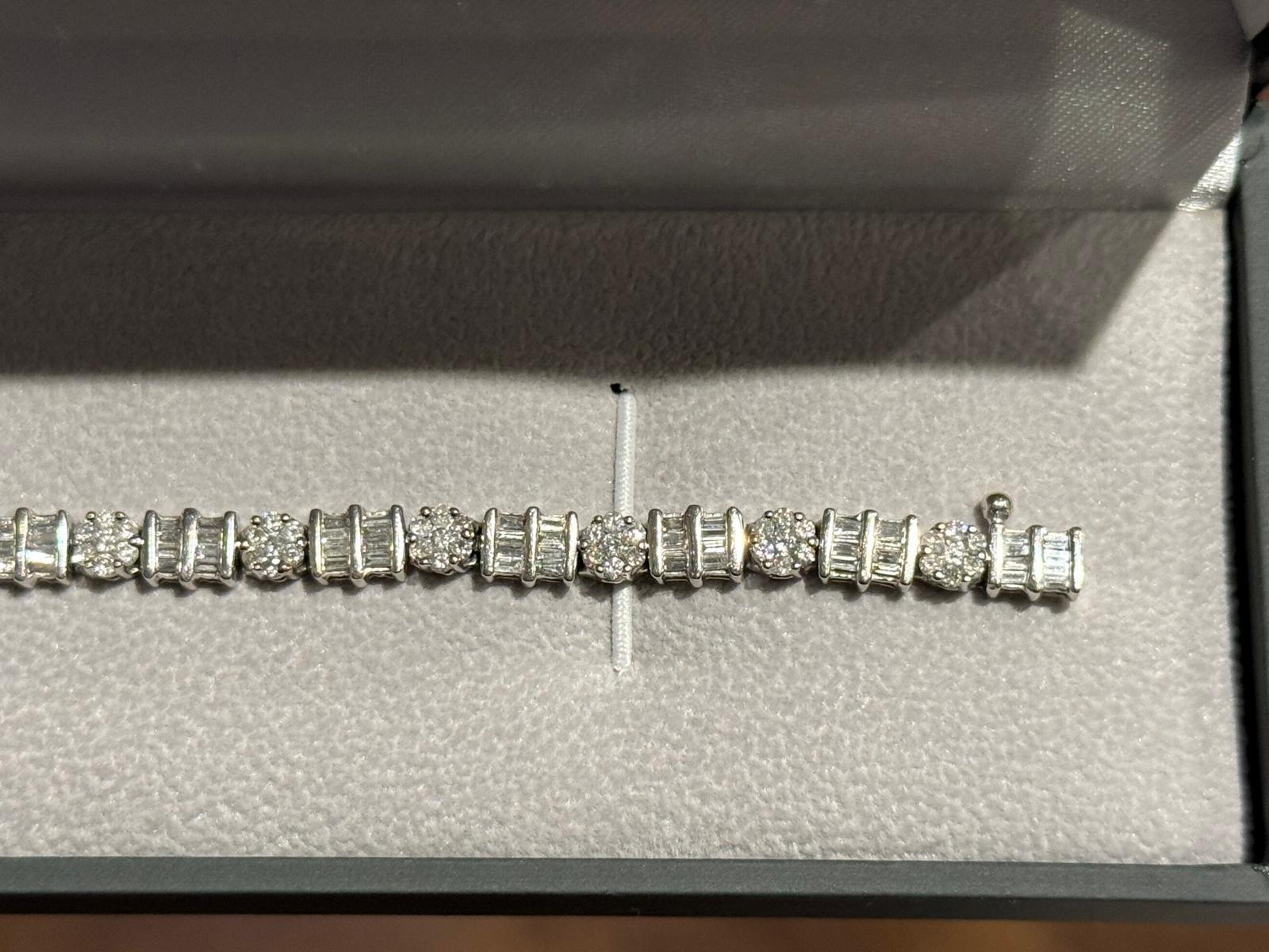 Armband Tennis en or blanc 14 Karat avec grappes de diamants im Zustand „Gut“ im Angebot in London, GB