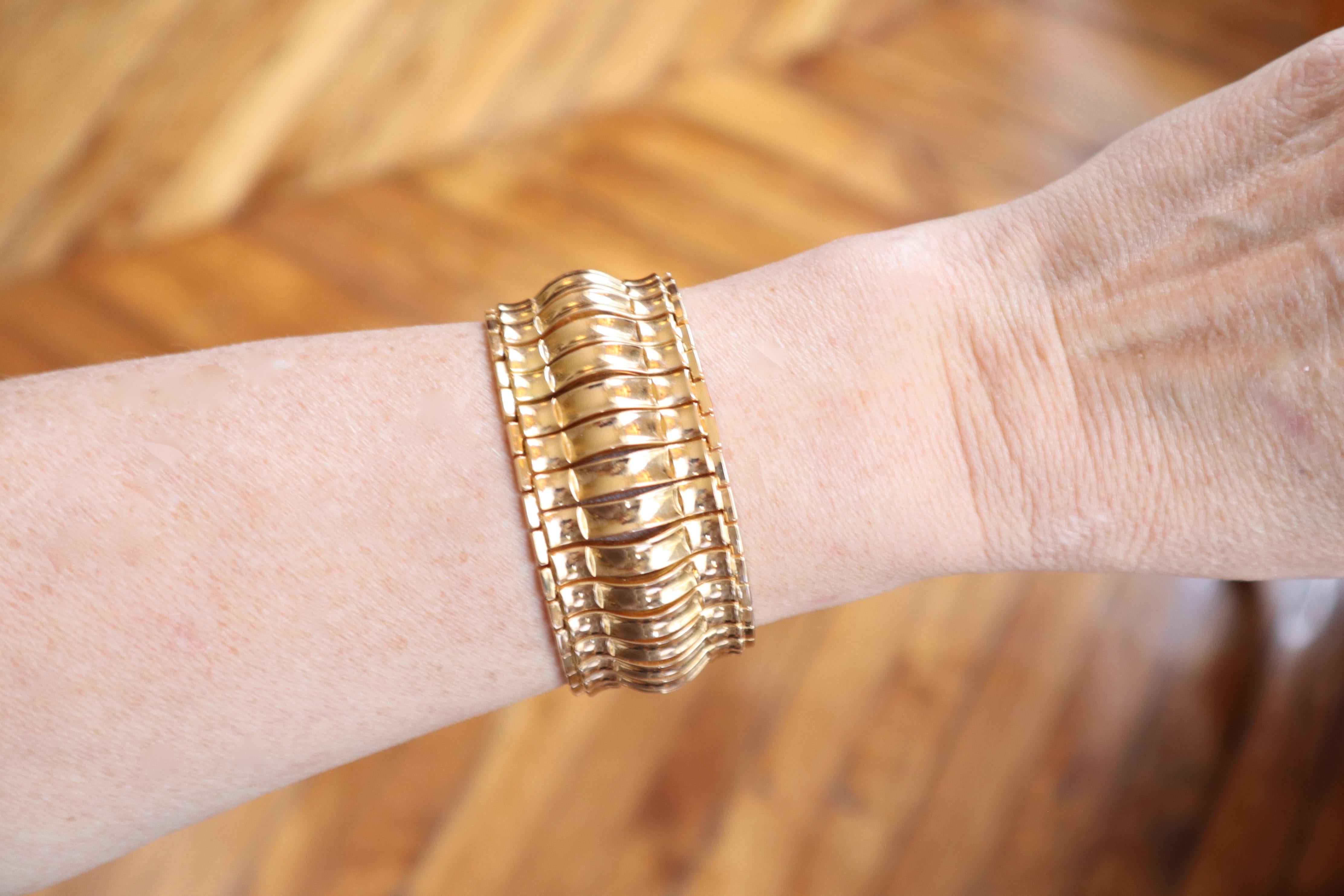 Bracelet Vintage 1960s in 18 Carat Yellow Gold Wavy Mesh For Sale 5