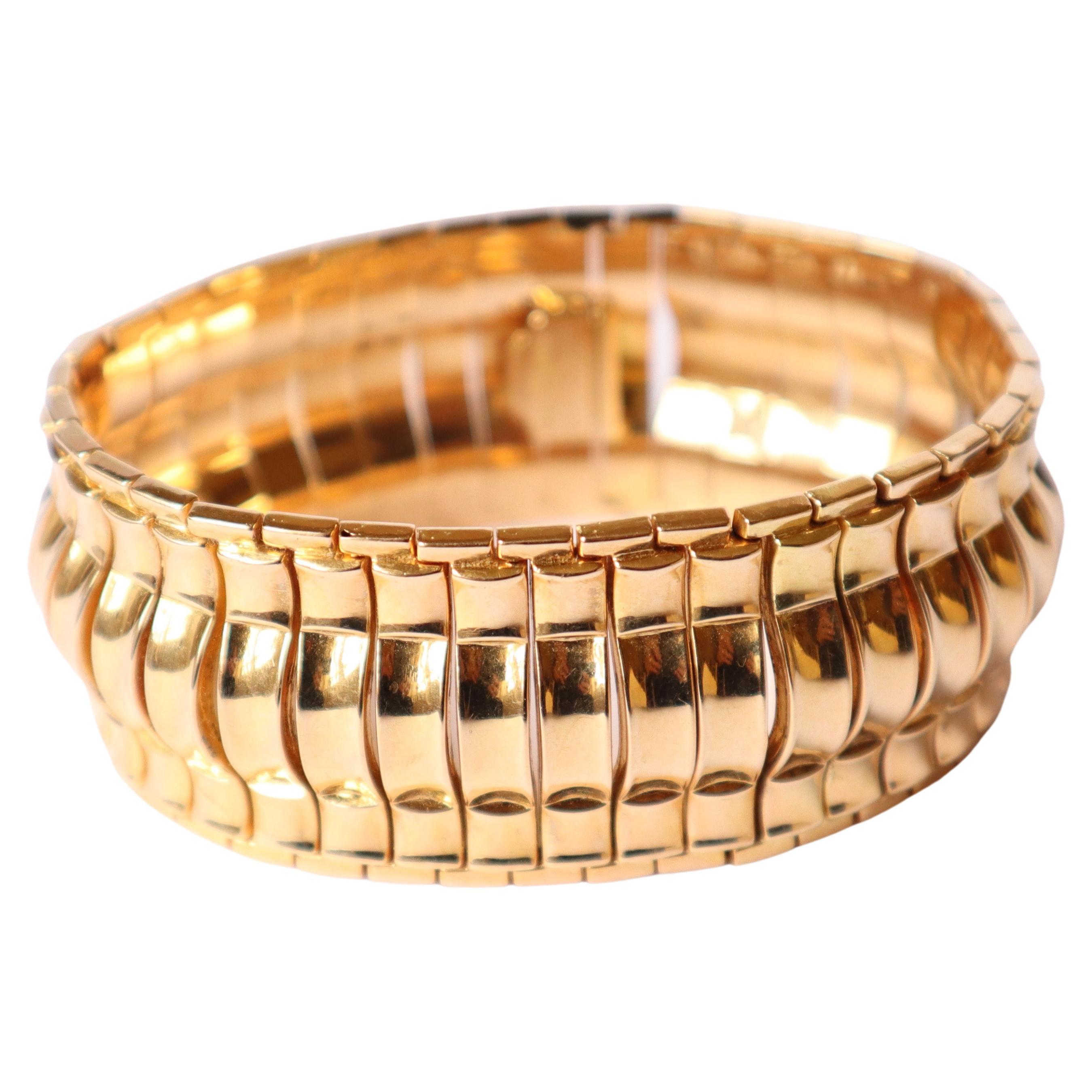 Articulated Domed Tank bracelet in 18K (750°/°°) yellow gold, Wavy Mesh 
Tank Bracelet from the 1960s
Length: 19.5 cm Width: 3 cm 
Security : Safety Eight
Owl Hallmark for 18 carat yellow gold
Net Weight: 55.4g