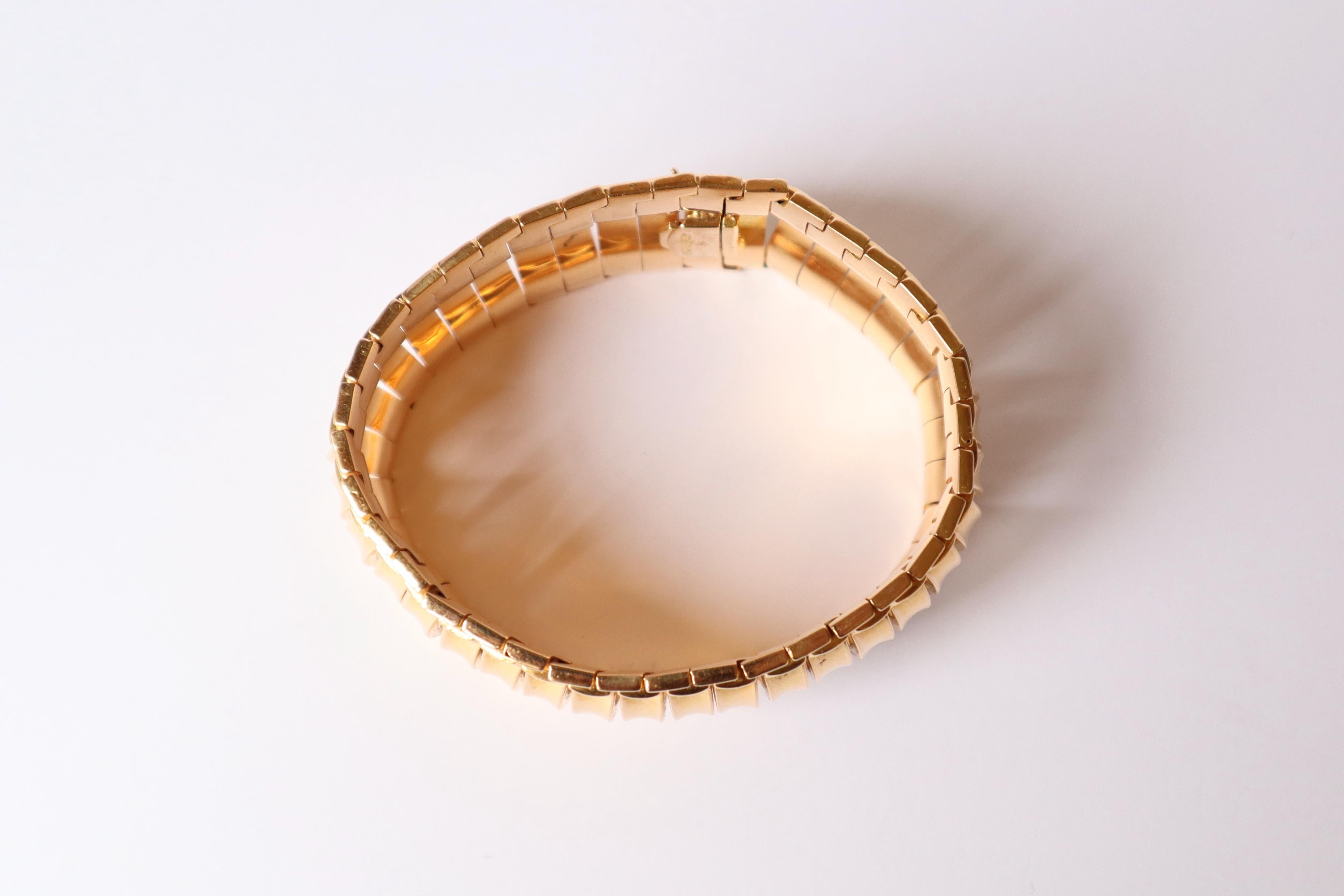 Retro Bracelet Vintage 1960s in 18 Carat Yellow Gold Wavy Mesh For Sale