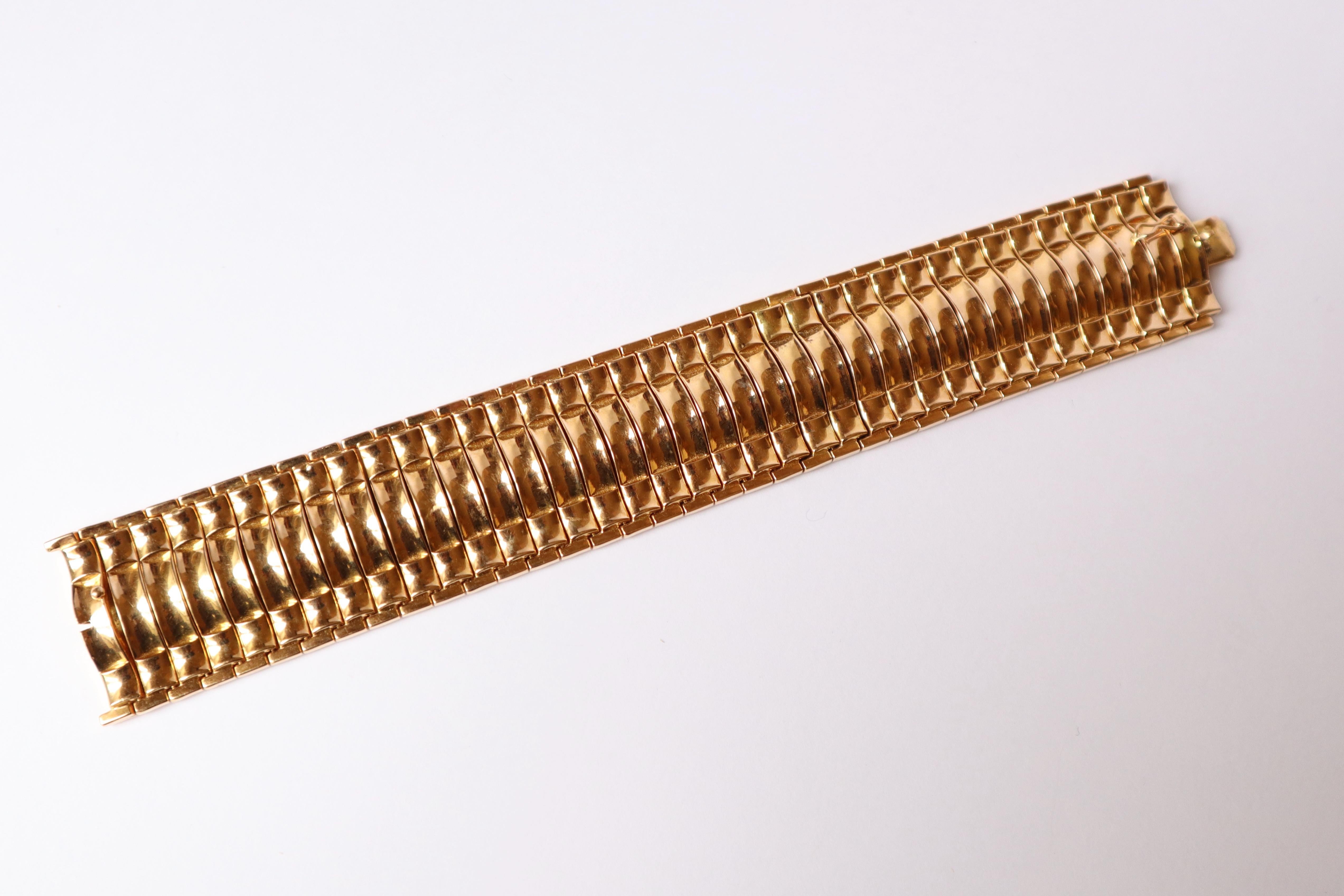 Bracelet Vintage 1960s in 18 Carat Yellow Gold Wavy Mesh In Good Condition For Sale In Paris, FR