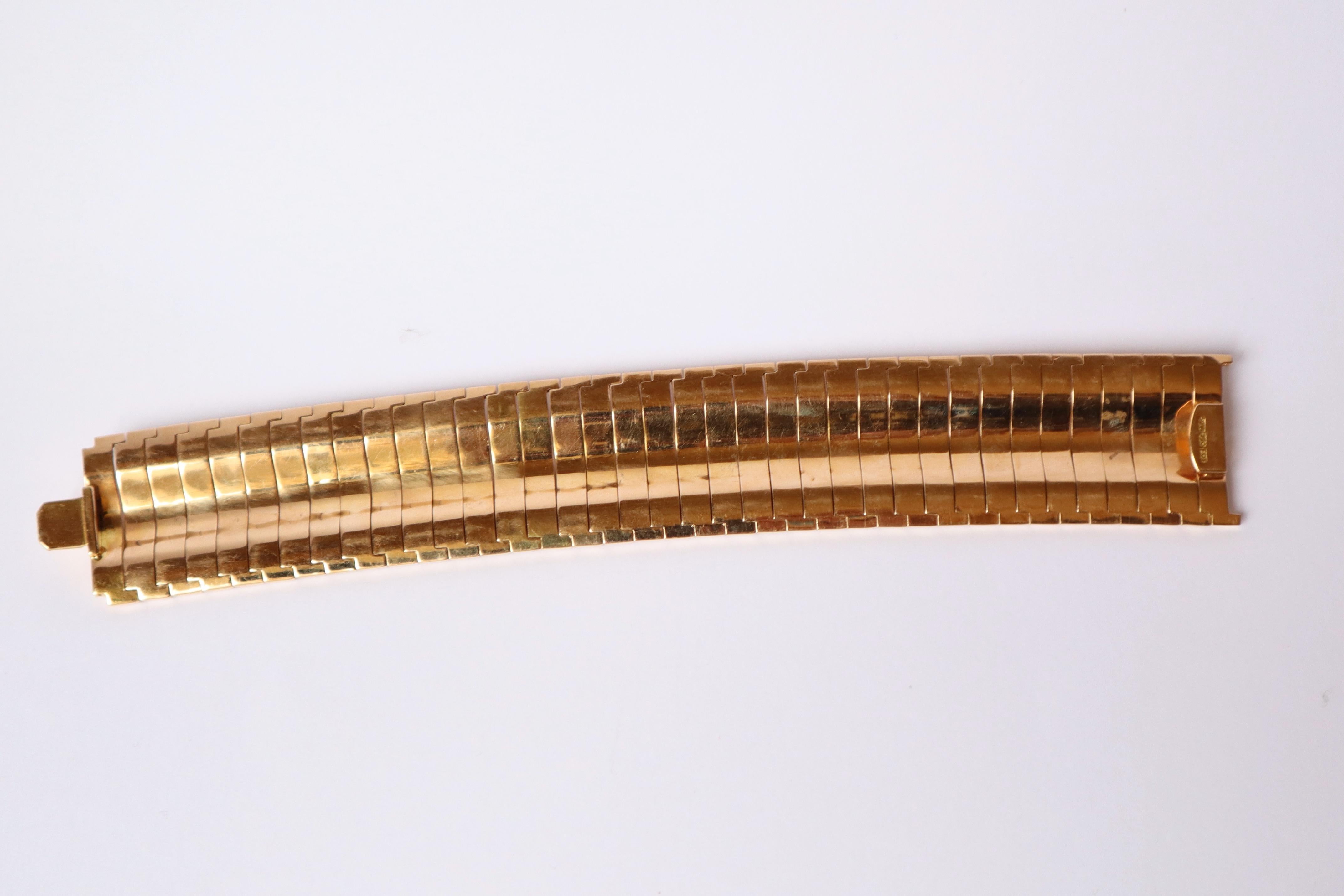 Women's Bracelet Vintage 1960s in 18 Carat Yellow Gold Wavy Mesh For Sale