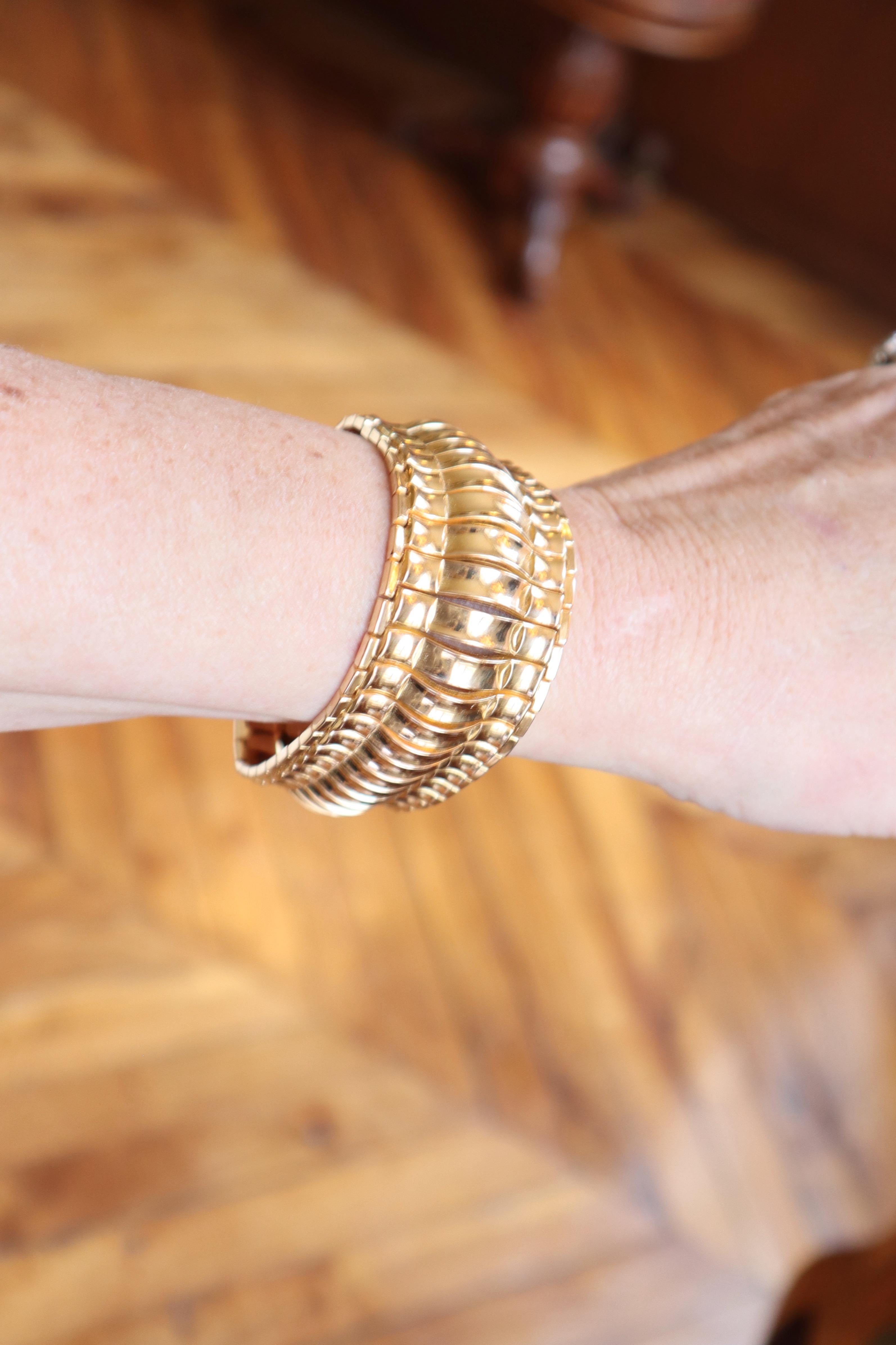 Bracelet Vintage 1960s in 18 Carat Yellow Gold Wavy Mesh For Sale 1
