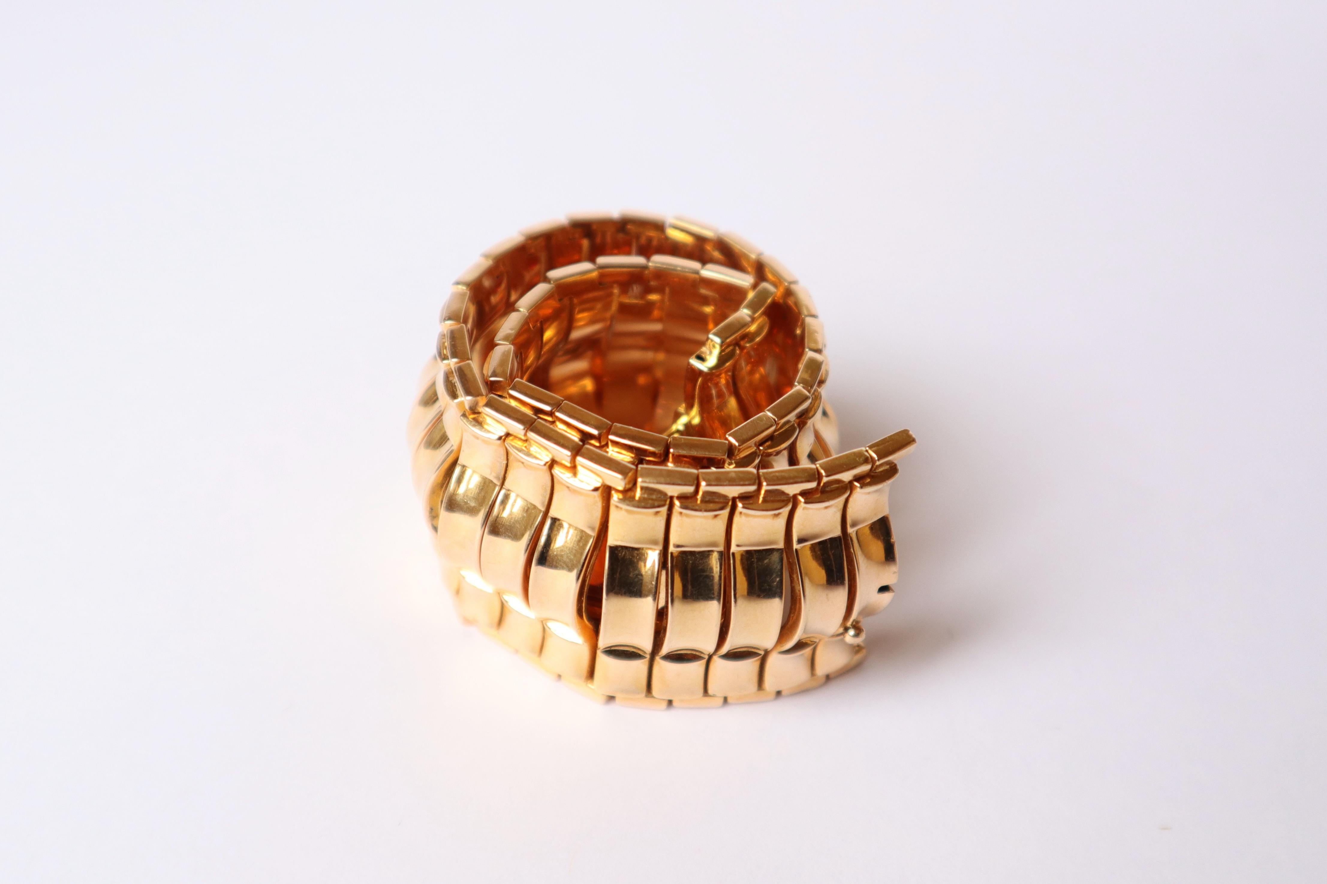 Bracelet Vintage 1960s in 18 Carat Yellow Gold Wavy Mesh For Sale 2