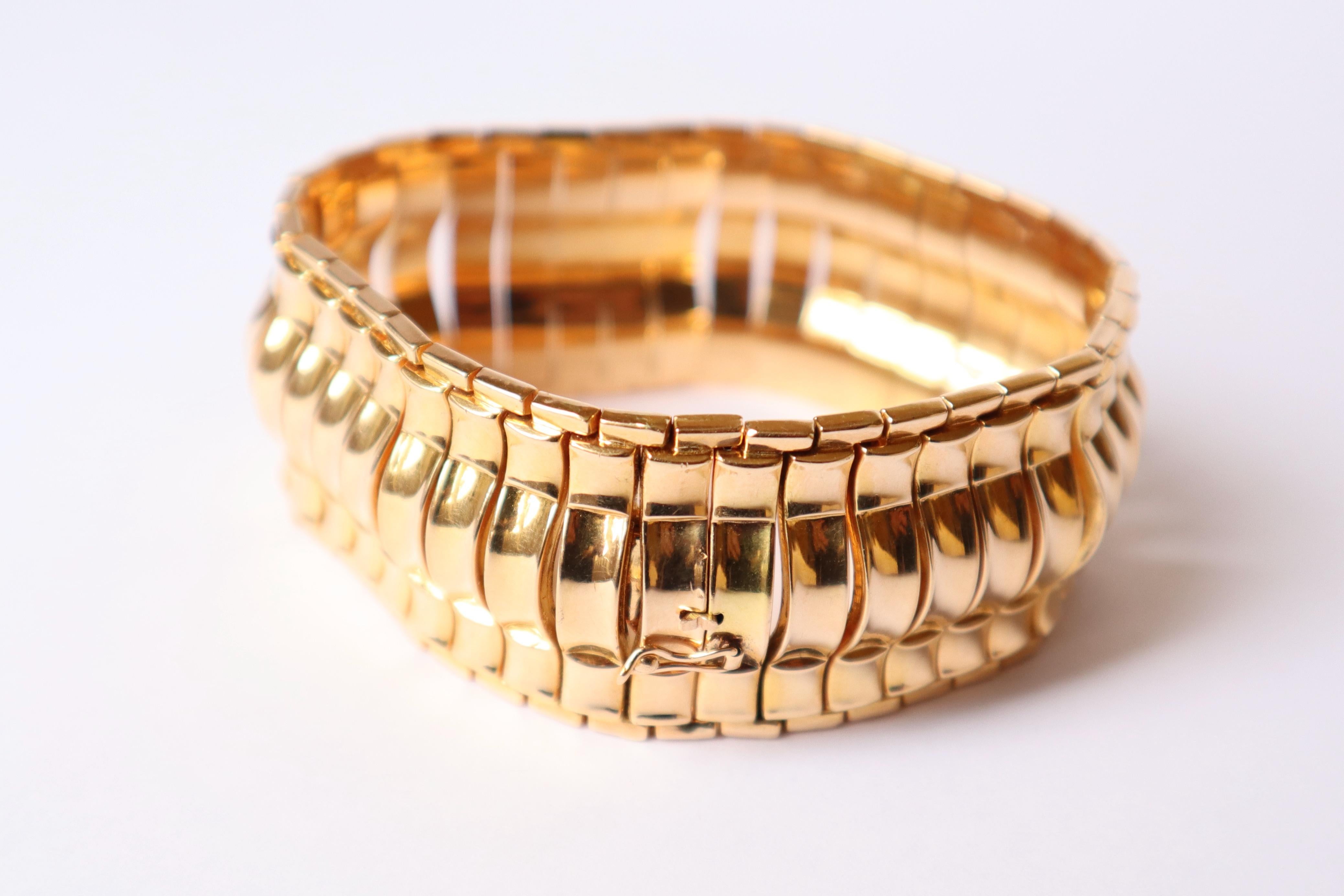 Bracelet Vintage 1960s in 18 Carat Yellow Gold Wavy Mesh For Sale 4
