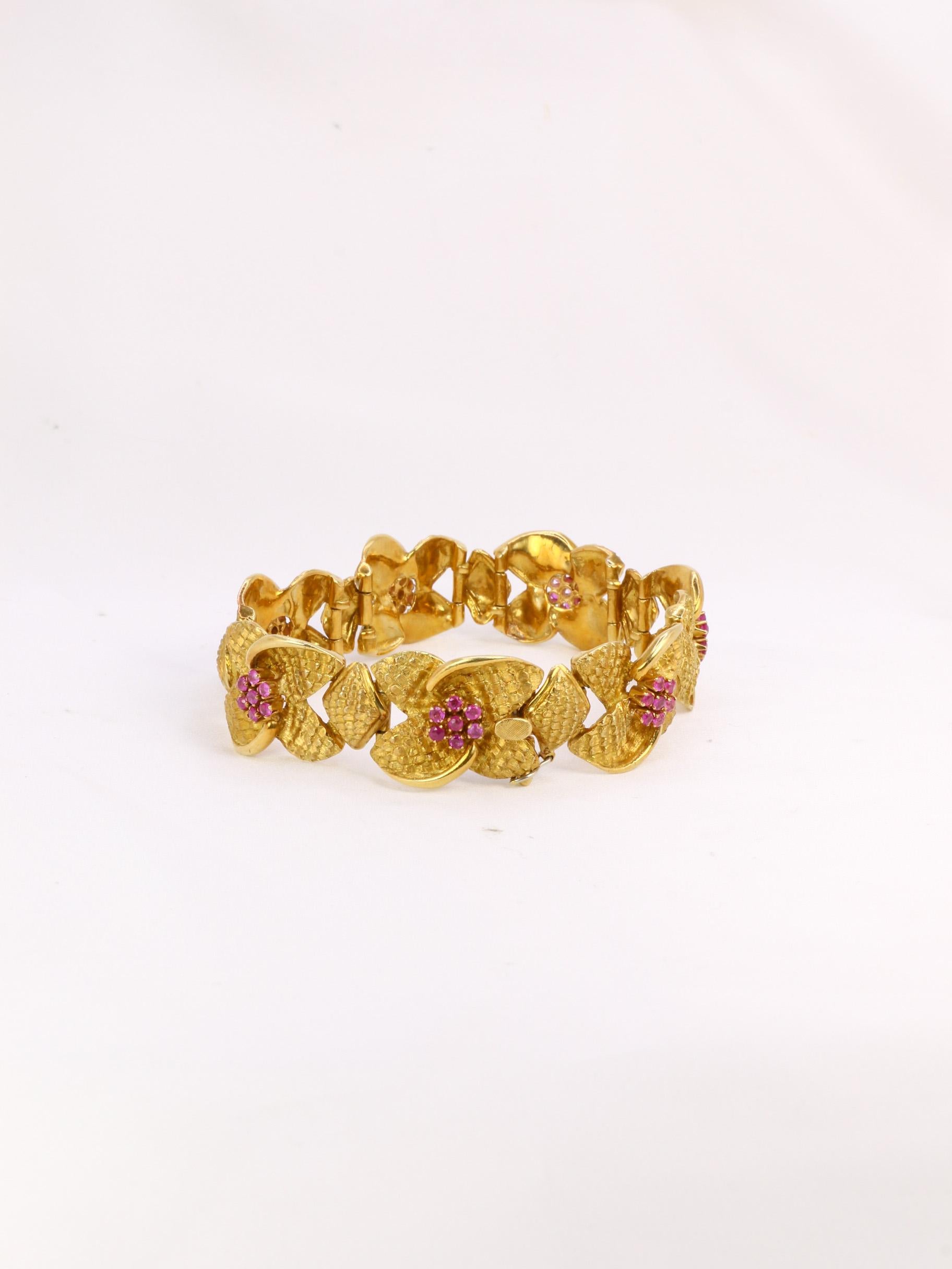 Taille rose Bracelet vintage fleur en ou amati et rubis en vente
