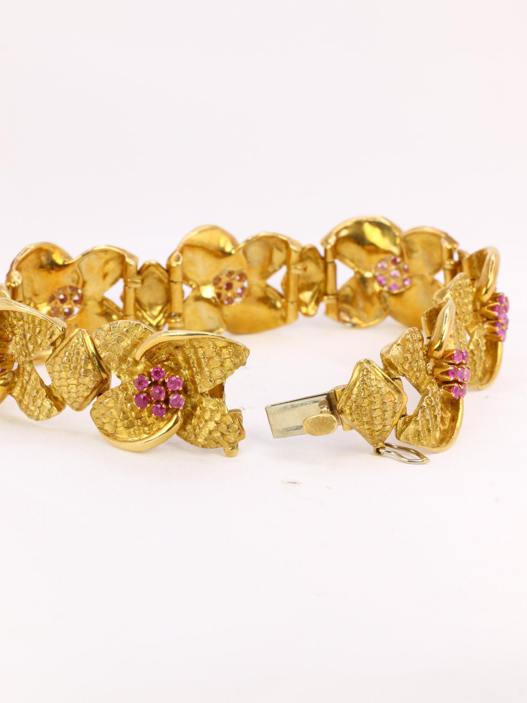 Bracelet vintage fleur en ou amati et rubis Bon état - En vente à PARIS, FR