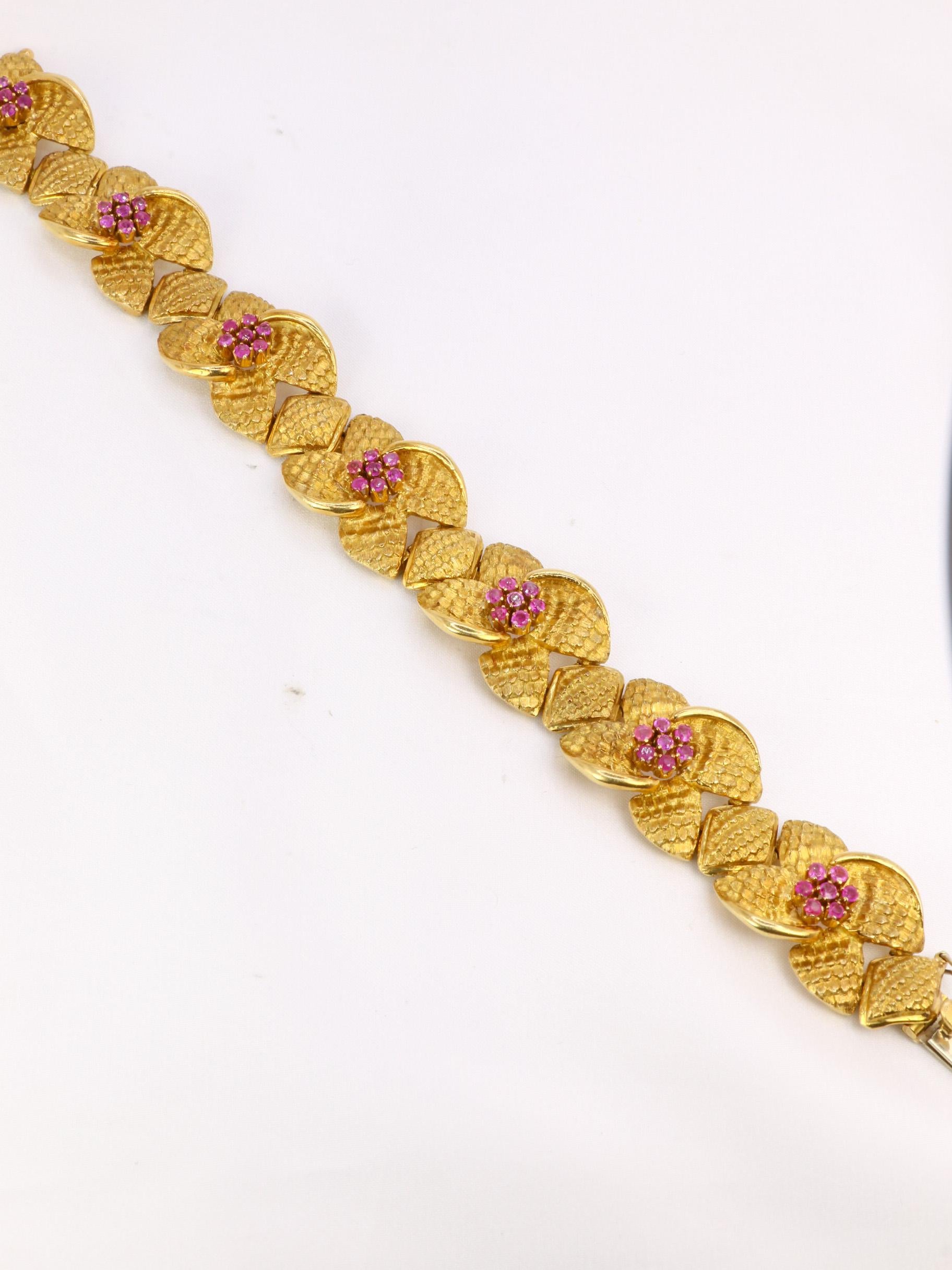Bracelet vintage fleur en ou amati et rubis Unisexe en vente