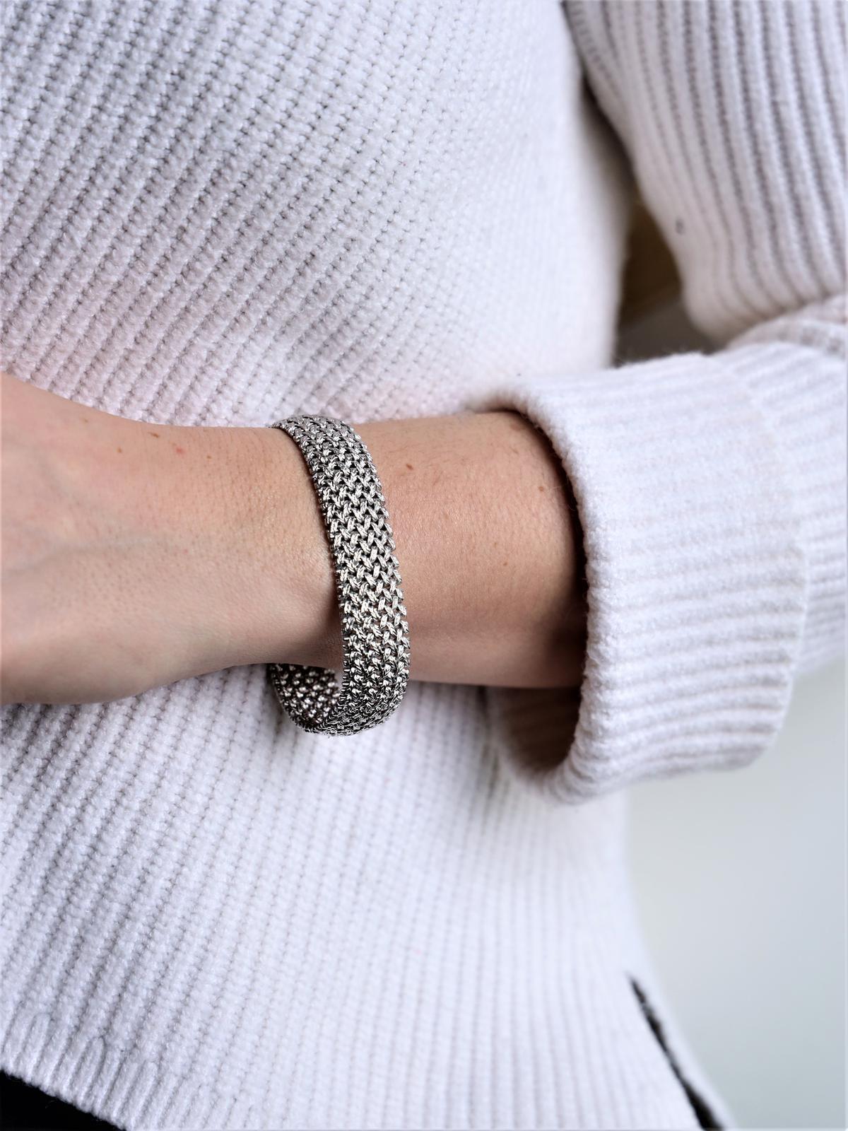 Armband aus Weißgold 750 Tausendstel (18 Karat). Fancy Mesh mit Weizenähren-Effekt. Länge: 19 cm. Breite: 1,70 cm. Verschluss mit doppelter Sicherheits-Acht. Gesamtgewicht: 48,49 g. Adlerkopfpunze. ausgezeichneter Zustand