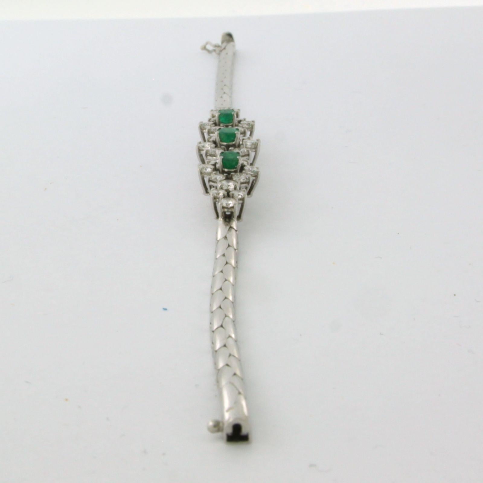 Pulsera de oro blanco de 18 quilates engastada con esmeralda y diamante talla brillante de hasta 2,50 quilates - F/G - VS/SI - 18,5
cm de largo

Descripción detallada

La pulsera mide 18,5 cm de largo, 1,0 cm de ancho y 7,0 mm de alto.

Peso total: