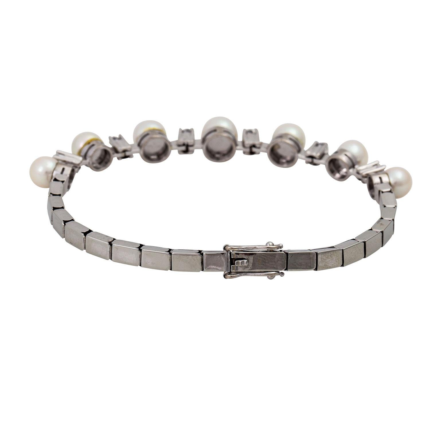 Armband mit 7 Zuchtperlen, 6 Diamanten im Brillantschliff von insgesamt ca. 0,64 ct W/VSI, WG 18K, L: ca. 18 cm, Kastenschließe mit Sicherheitsarmband.
