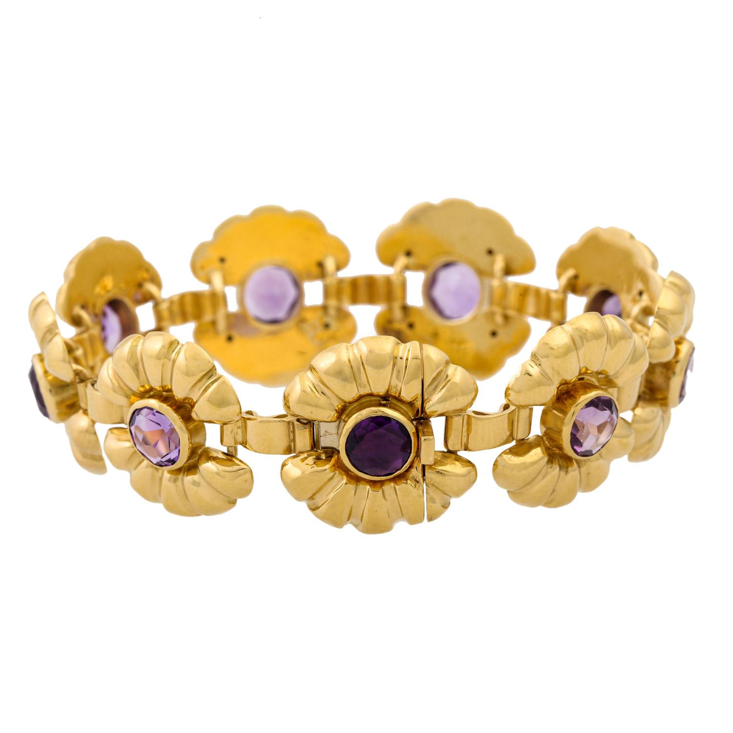 Stone settings in the shape of a flower, GG 18K. 40 g, L: 18.5 cm, mid 20th century, slight signs of wear, handmade!

 Bracelet with 9 amethysts, stone settings in the shape of a flower, 18K YG, 40 g, L: 18.5 cm, mid 20th century, minor signs of