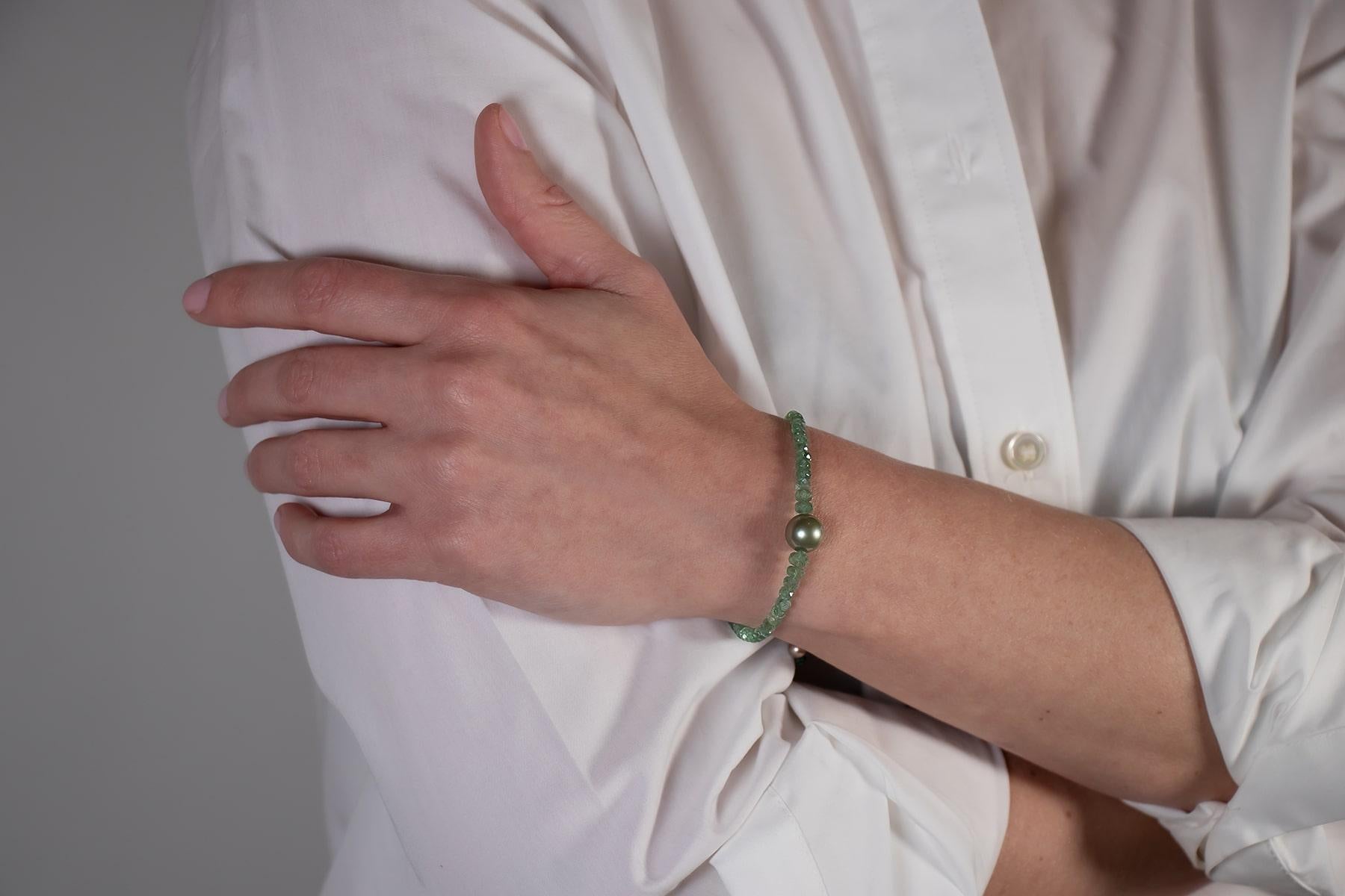 Women's Bracelet with about 16 carat natural emeralds and Tahiti pearl For Sale