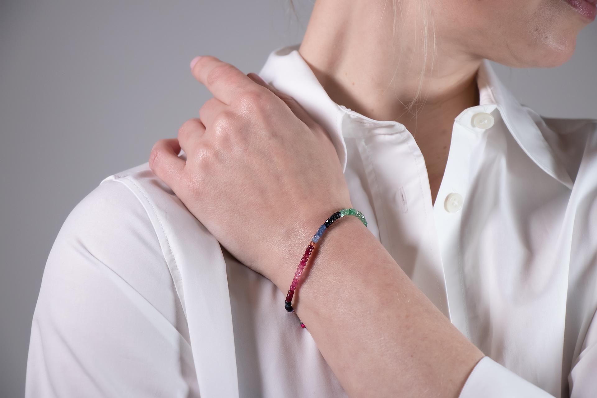 Ce bracelet combine tout dans les couleurs de la palette. Des rubis rouges aux saphirs roses, jaunes et bleus, en passant par les émeraudes vertes. Il ne devrait manquer dans aucune boîte à bijoux et peut tout simplement être combiné avec tout.
Il