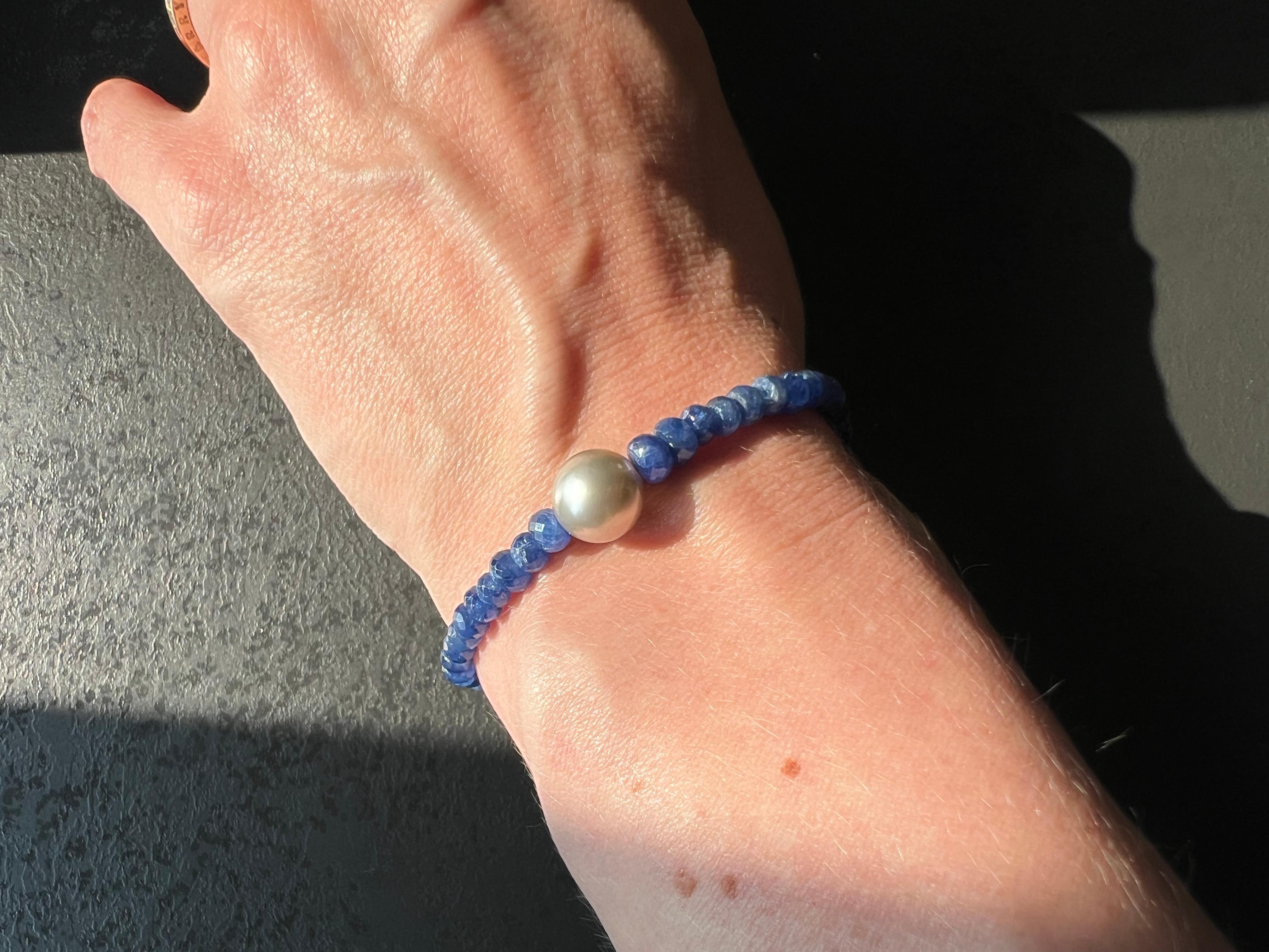 Perlina Bracciale con zaffiri naturali da 18 carati circa e perla di Tahiti in vendita