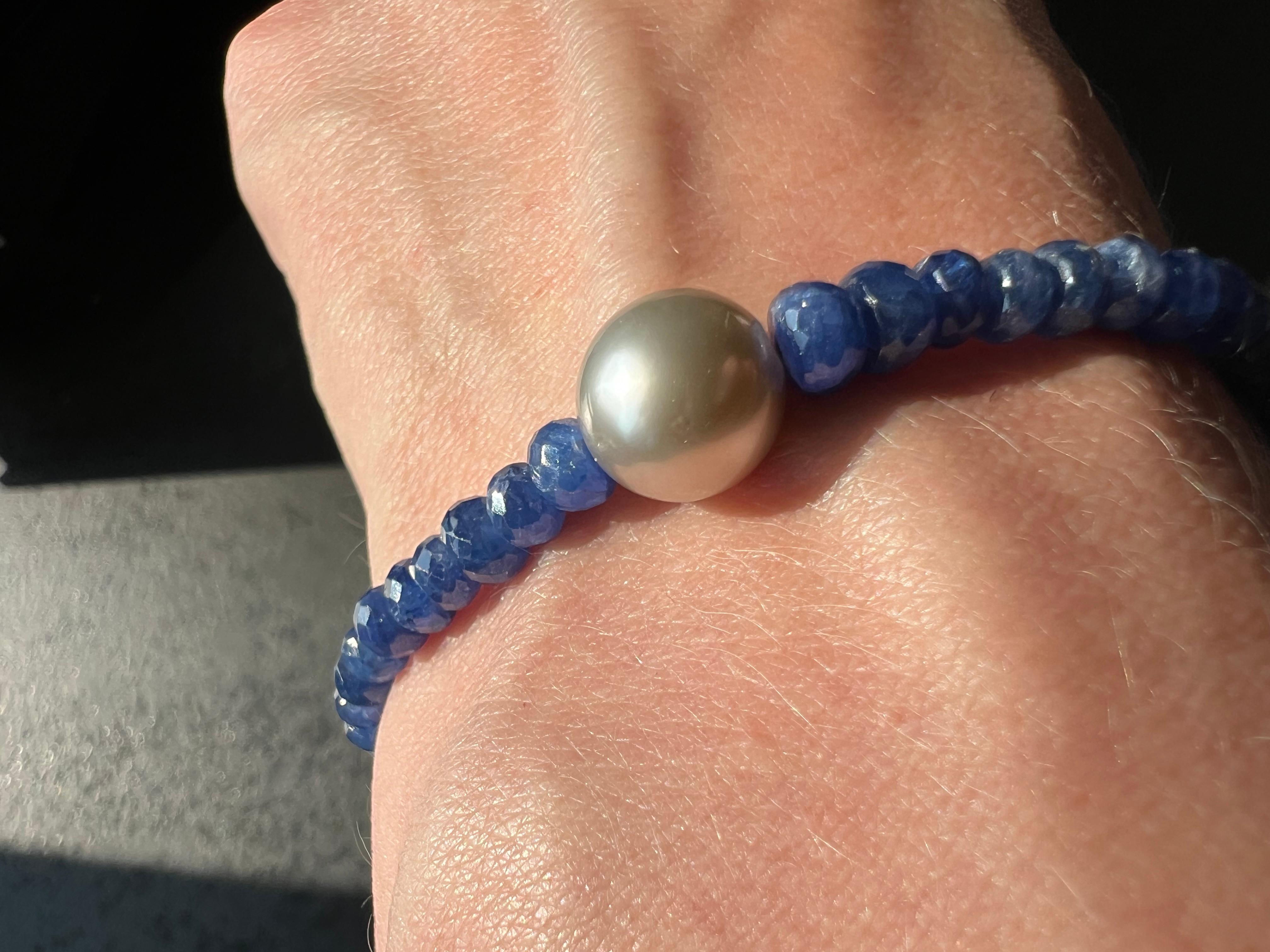 Donna Bracciale con zaffiri naturali da 18 carati circa e perla di Tahiti in vendita