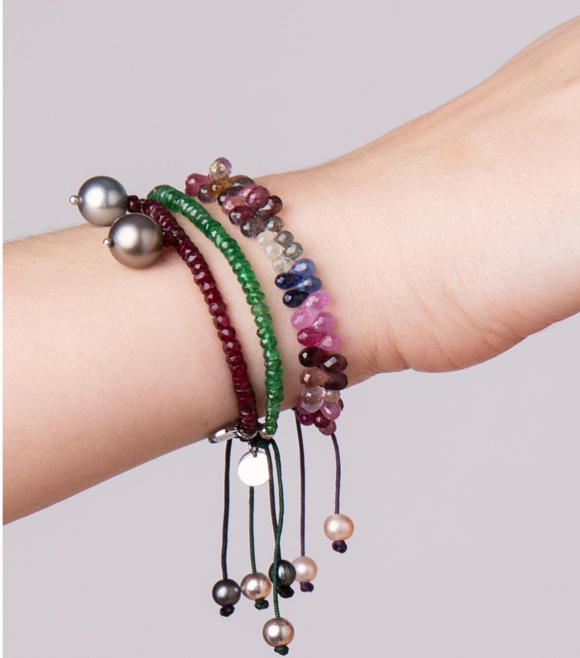 Perle Bracelet avec gouttes de saphir d'environ 55 carats et fermeture à cordon de serrage en vente