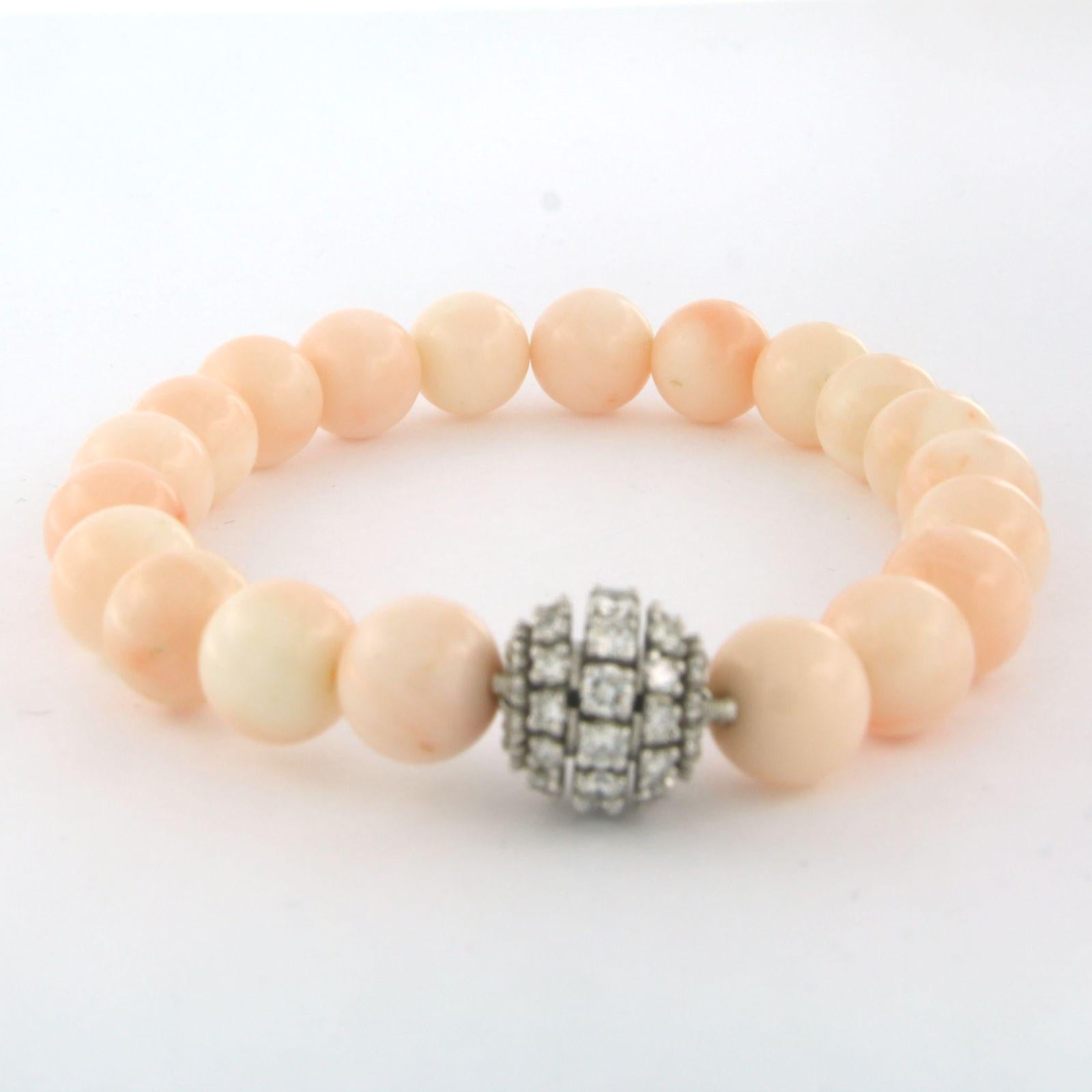 Brilliant Cut Bracelet with agate bead and lock with diamonds 14k white gold For Sale
