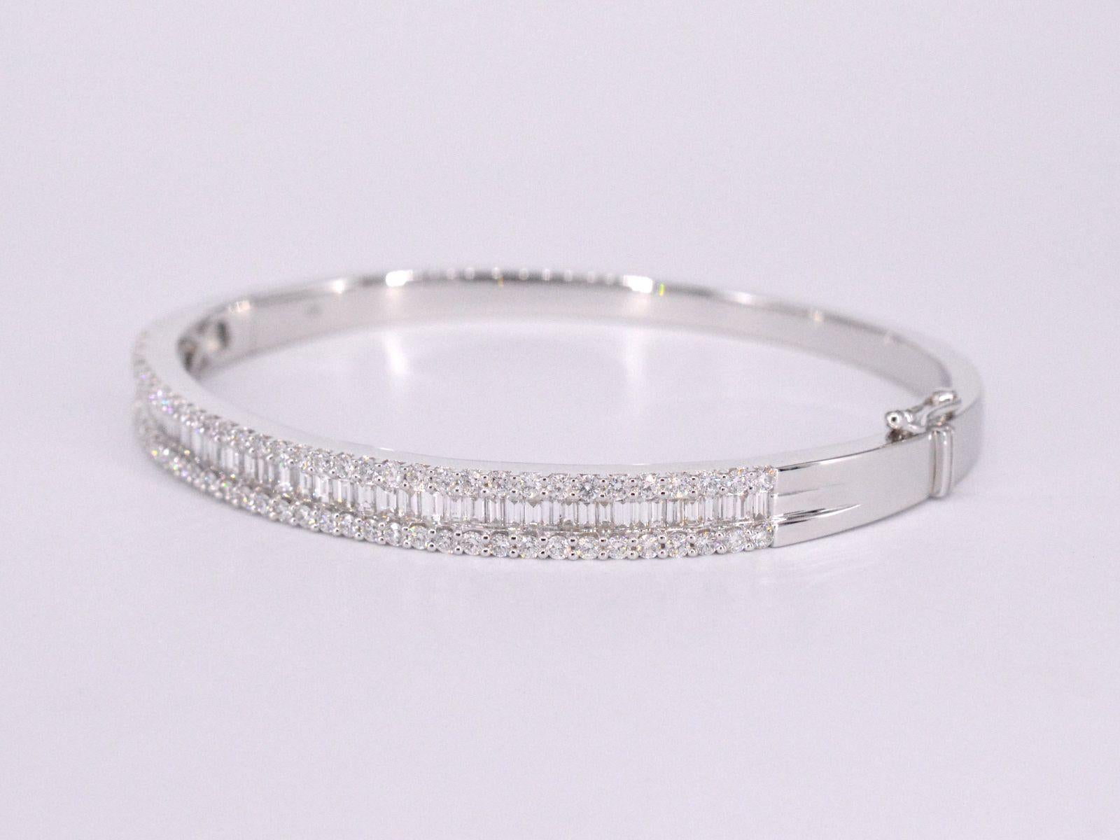 Contemporary Bracelet with Baguette and Brilliant Diamonds For Sale