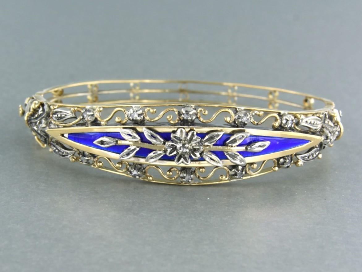 Bracciale in oro giallo 18k con decorazioni in argento e decorato con smalto blu con diamanti rosa incastonati sull'argento - misura interna 5,9 cm x 4,9 cm

descrizione dettagliata:

la dimensione interna del bracciale è di 5,9 cm per 4,9 cm di