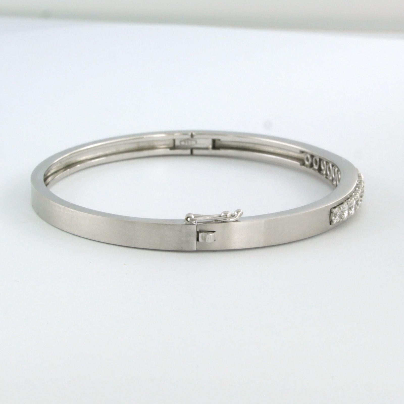 Bracelet clamper en or blanc 18k serti de diamants taille brillant jusqu'à. 1.50ct - F/G - VS/SI - 17 cm de long

description détaillée

la taille intérieure du bracelet est de 5,6 cm de large par 4,7 cm de haut

le haut du bracelet mesure 5,5 mm de