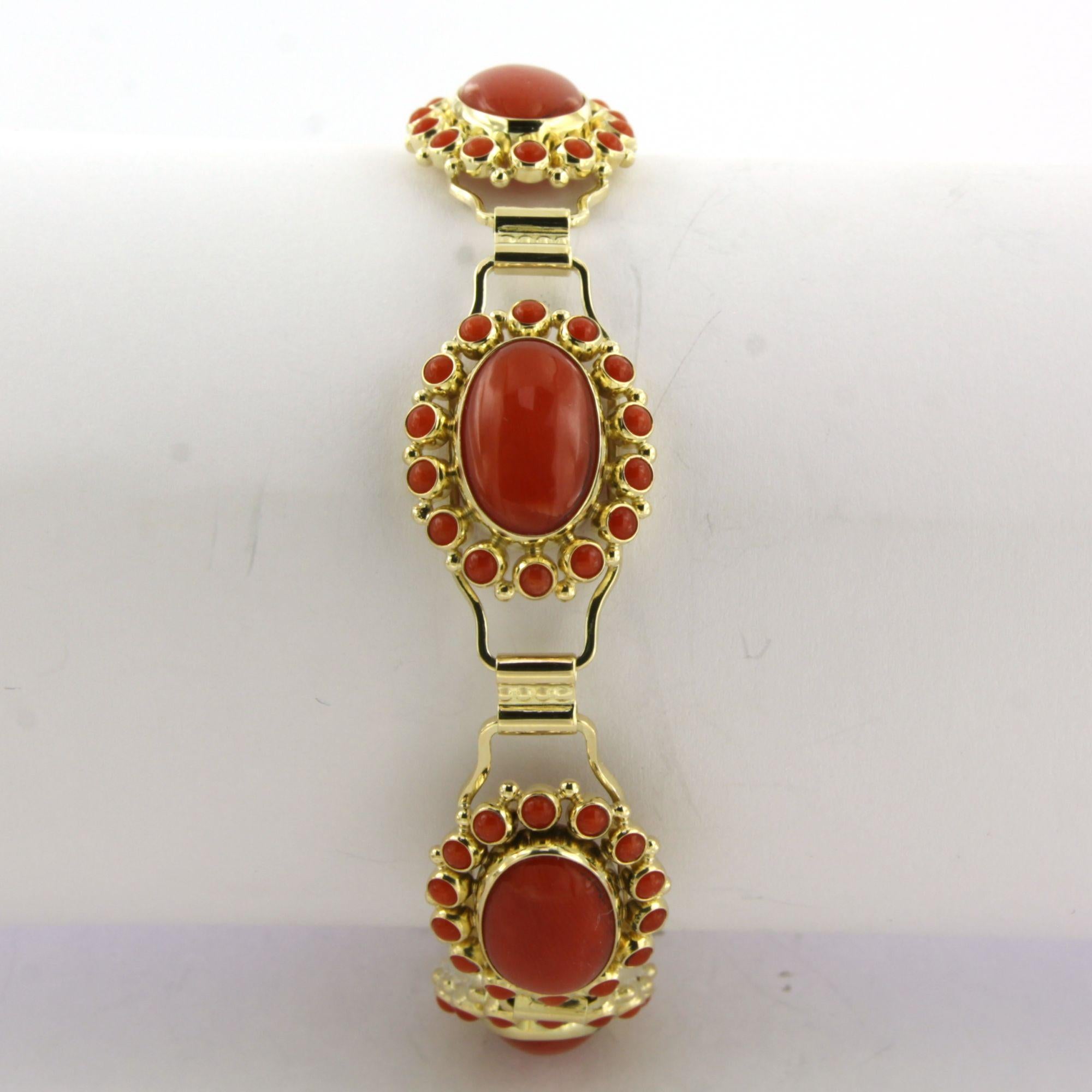 Bracelet with coral 14k yellow gold 18.6 grams In Excellent Condition For Sale In The Hague, ZH
