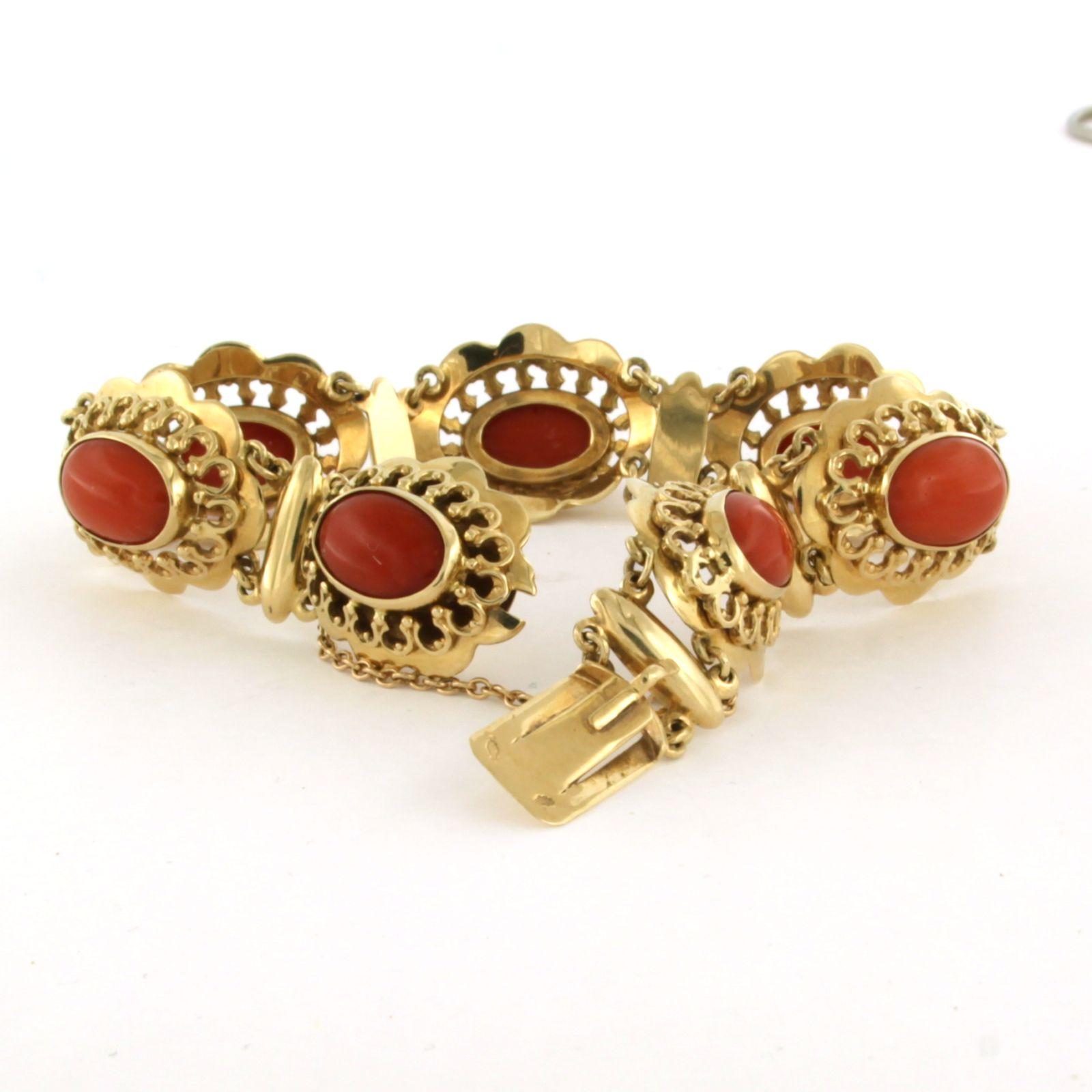 Cabochon Bracelet with coral 21.8 grams 14k yellow gold 18 cm long For Sale