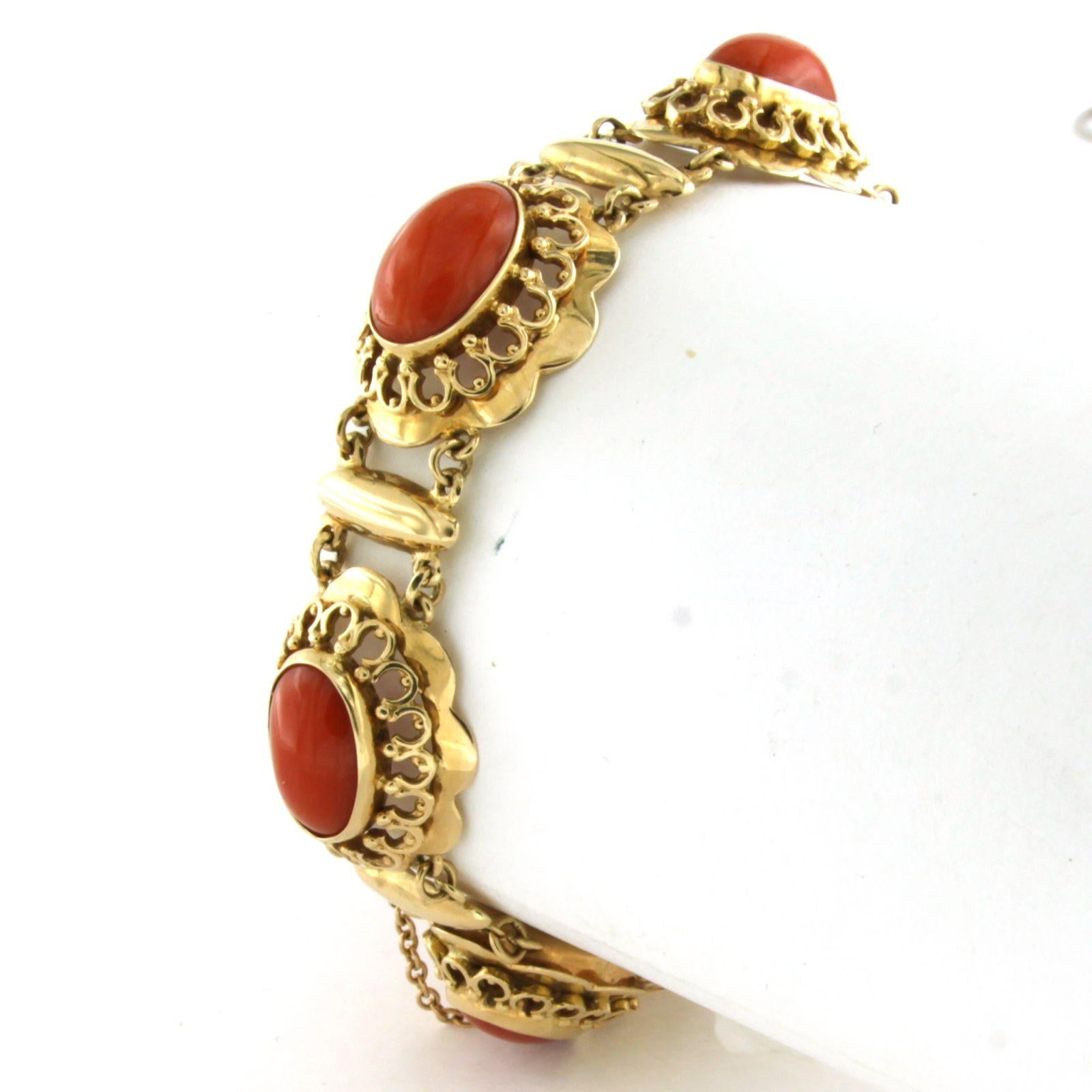 Bracelet with coral 21.8 grams 14k yellow gold 18 cm long In Excellent Condition For Sale In The Hague, ZH